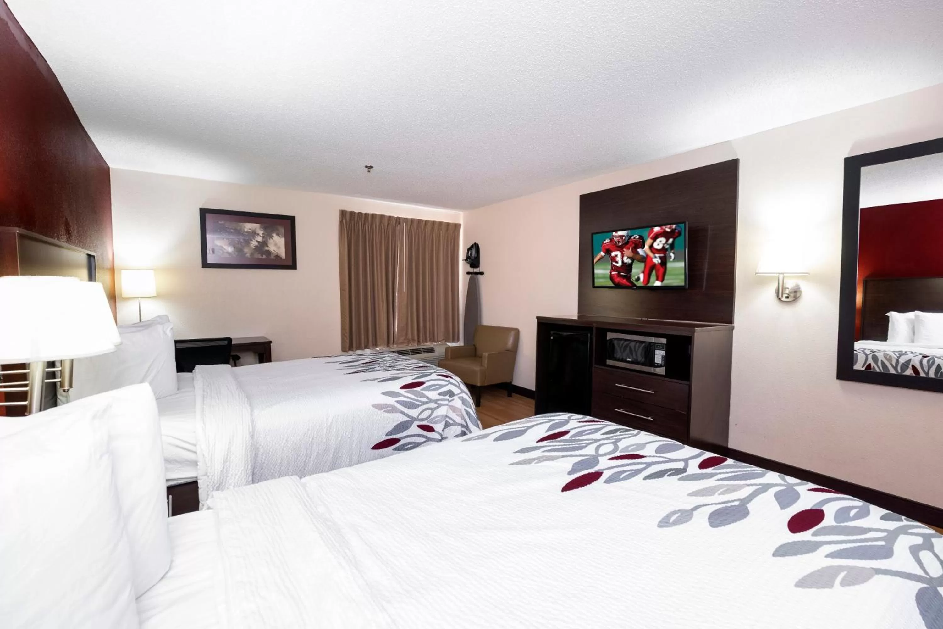 Bedroom, Bed in Red Roof Inn Knoxville Central – Papermill Road