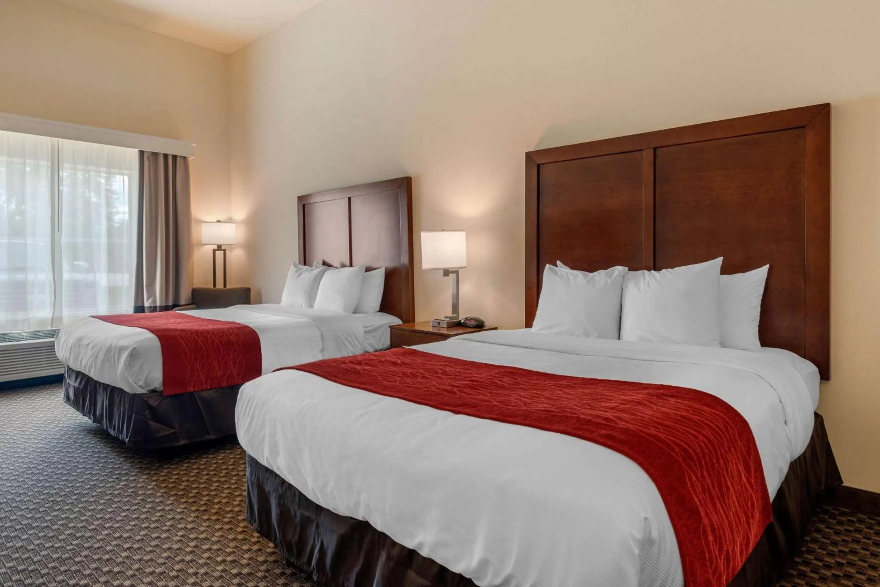 Photo of the whole room, Bed in Comfort Inn & Suites Fort Myers Airport