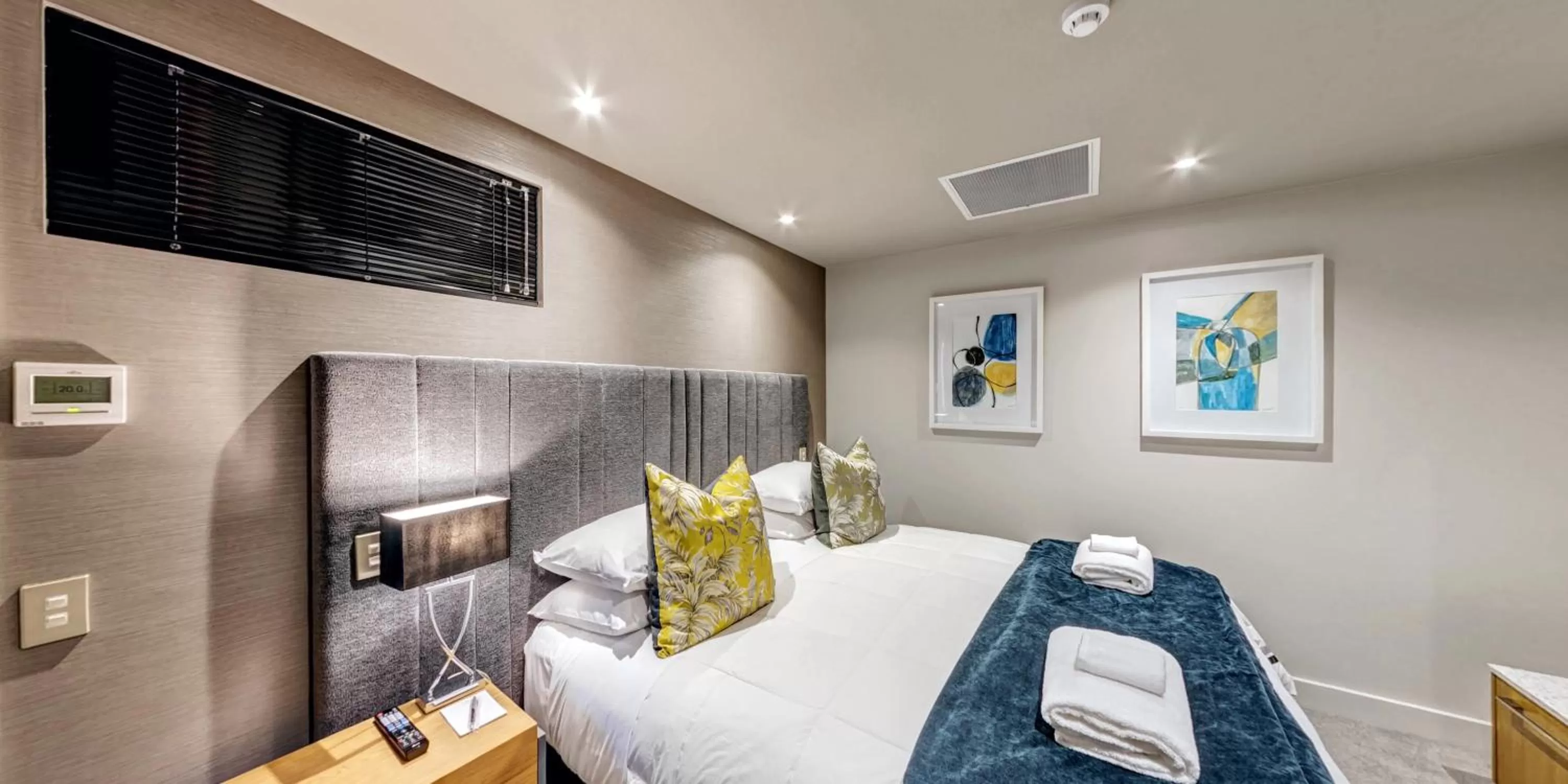 Bedroom, Bed in Distinction Dunedin Hotel