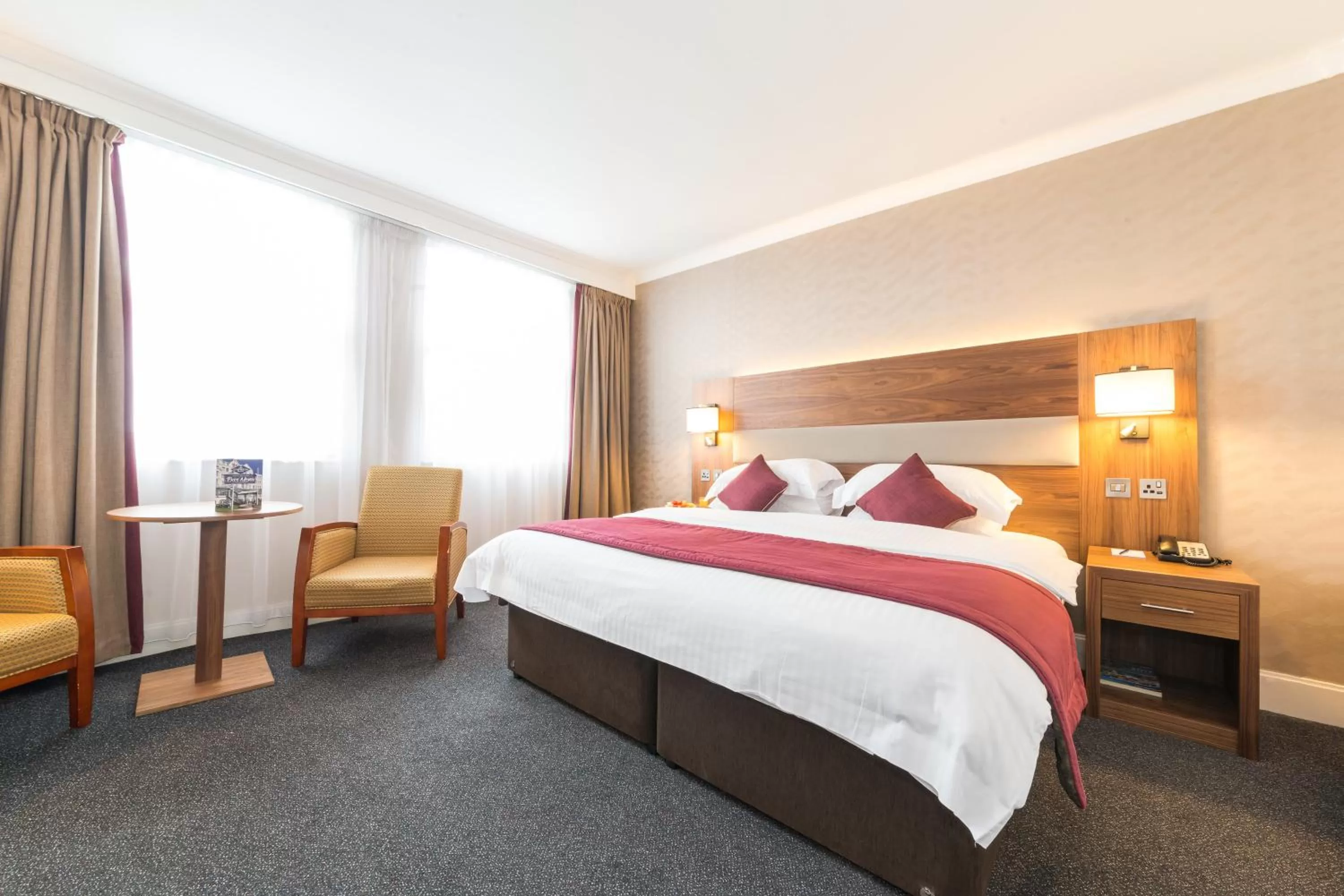 Photo of the whole room, Bed in The Empress Hotel