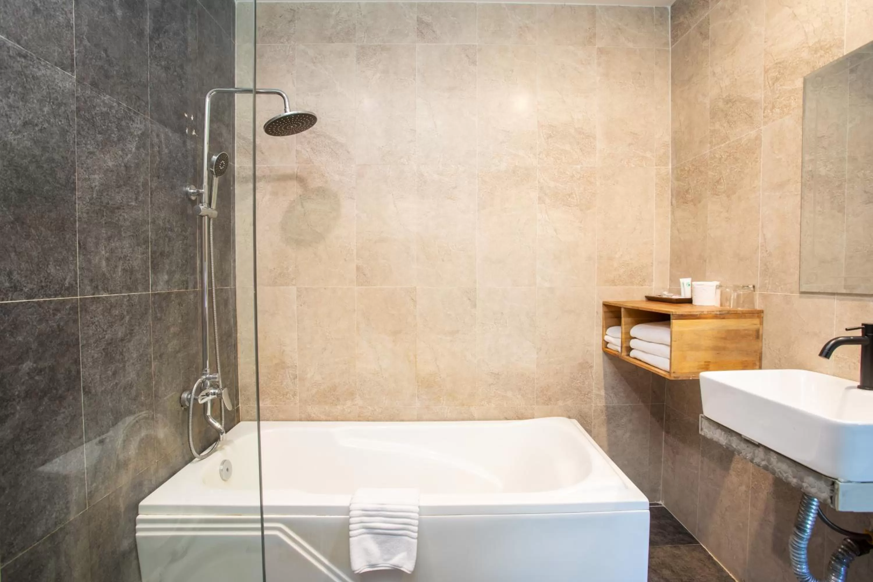 Shower, Bathroom in Indra Porak Residence Hotel