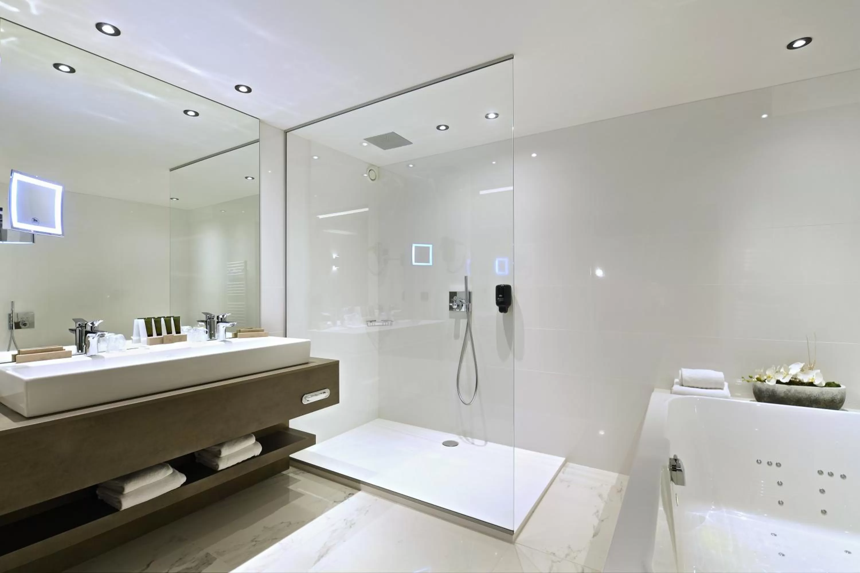 Bathroom in Hotel Charleroi Airport - Van Der Valk