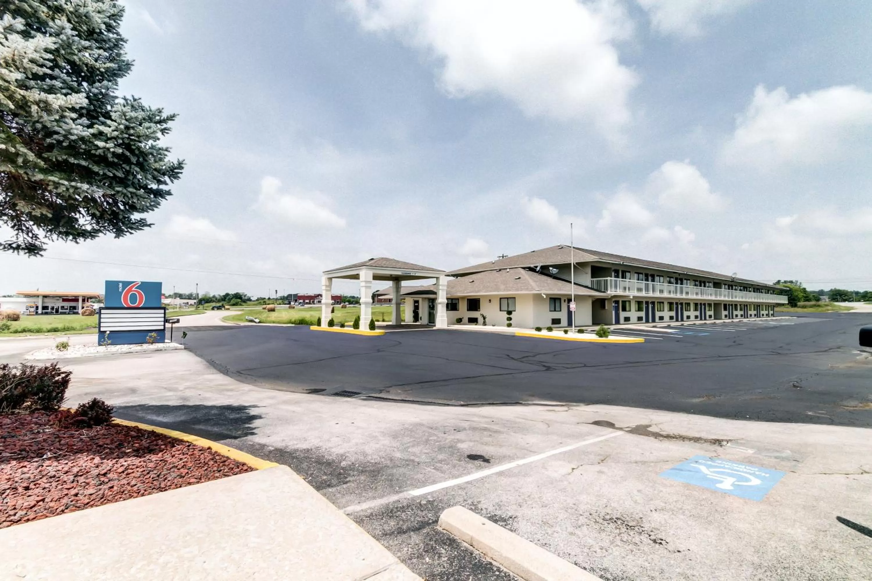 Property building in Motel 6-Berea, KY