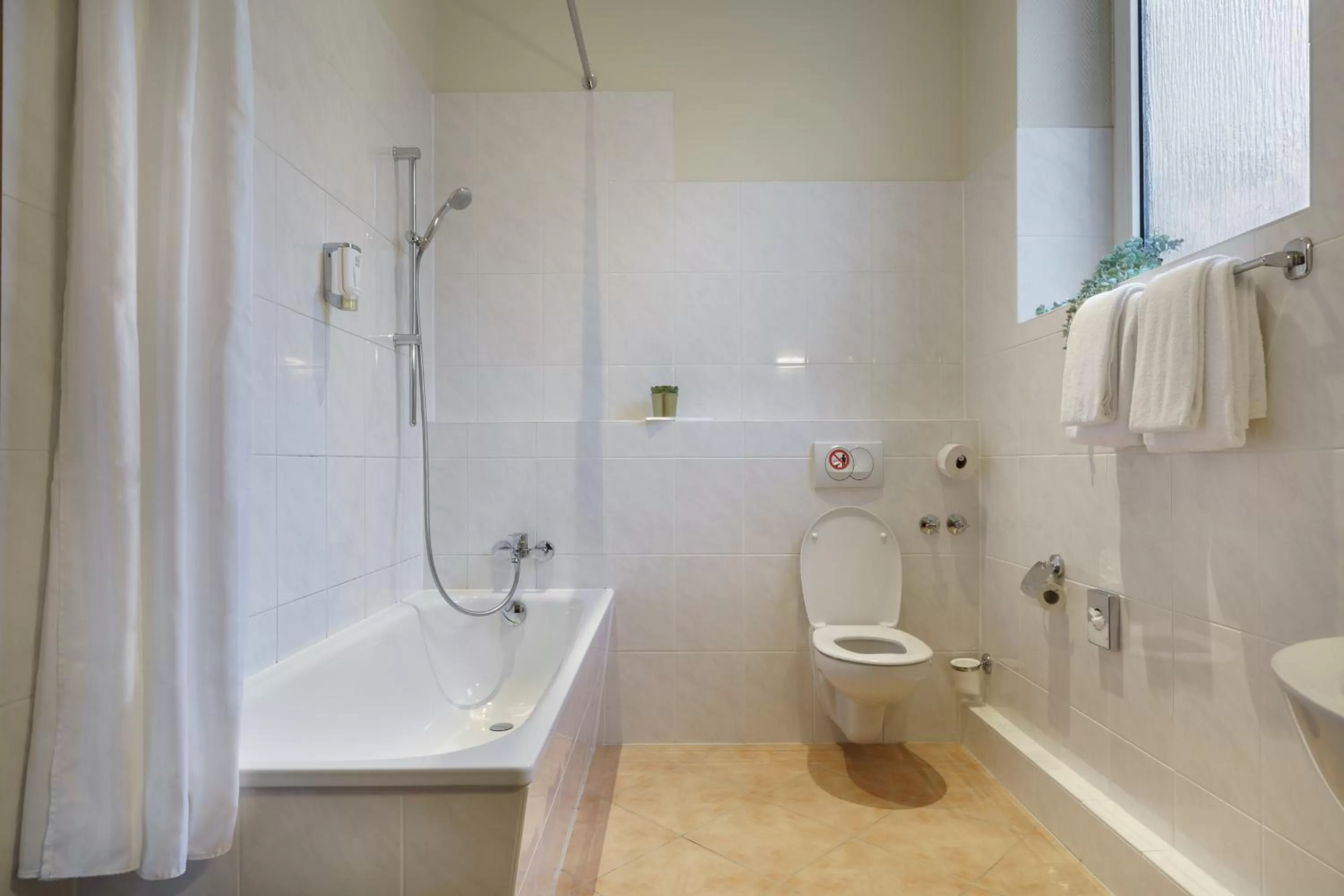 Bathroom in Hotel Continental Hamburg Hauptbahnhof