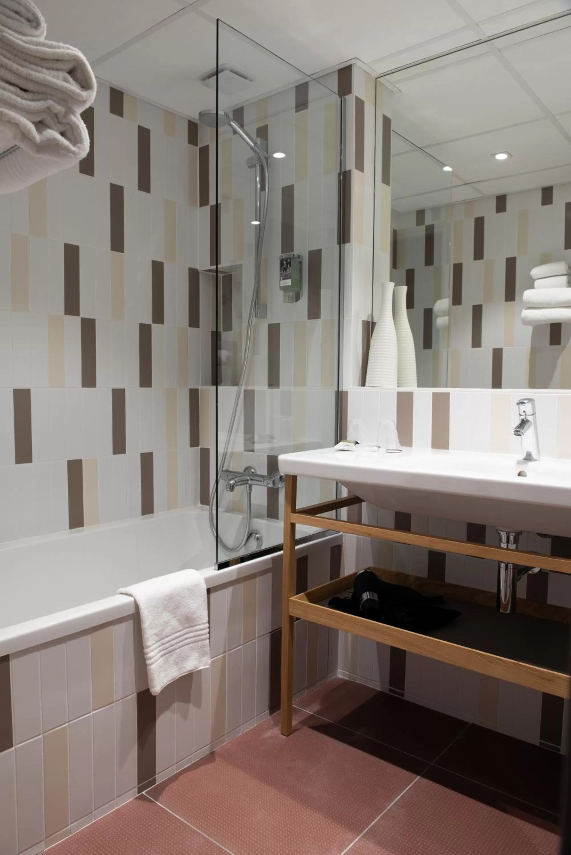 Bathroom, Bed in Mercure Lyon Charbonnières