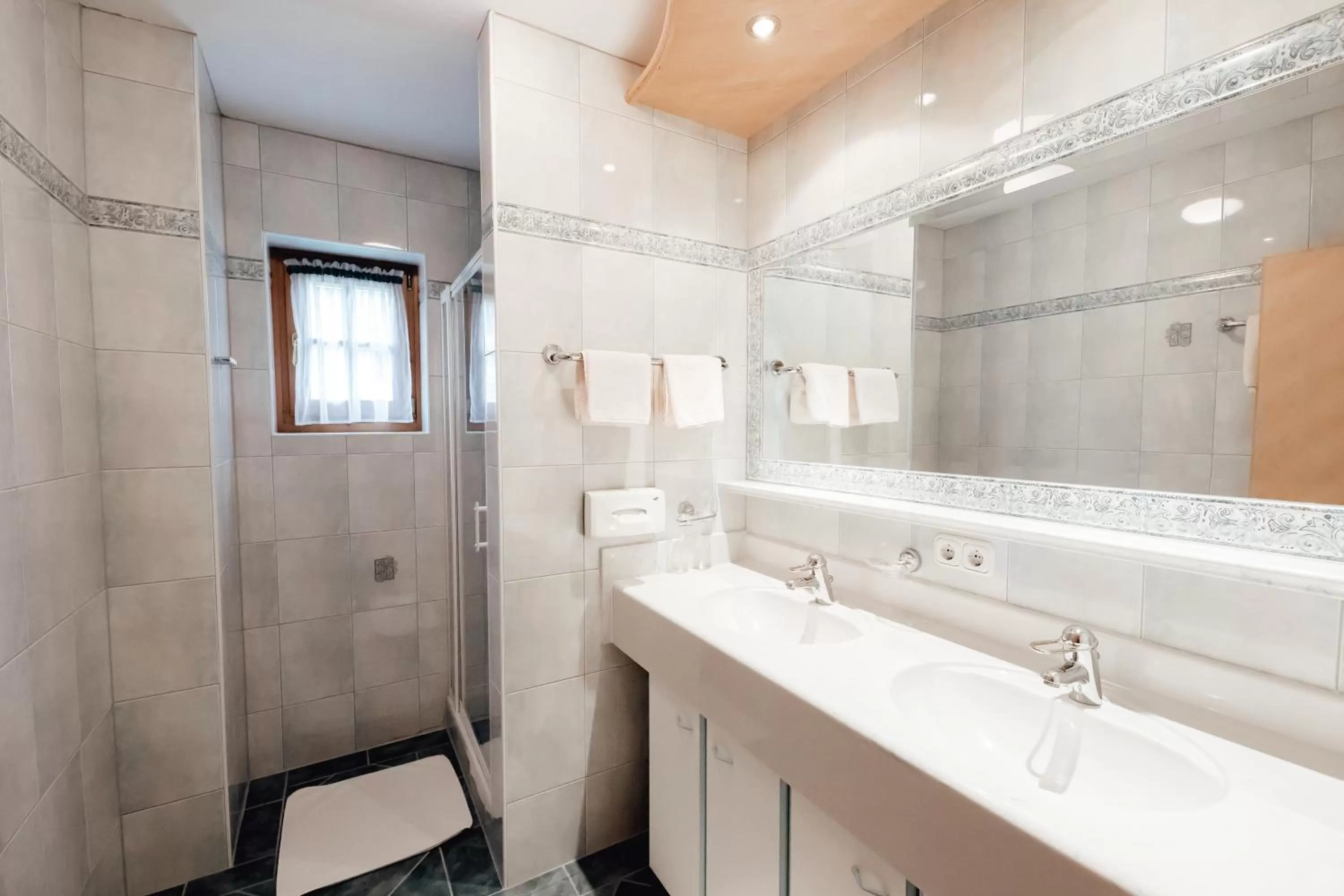 Shower in Dandler - Zimmer und Ferienwohnungen