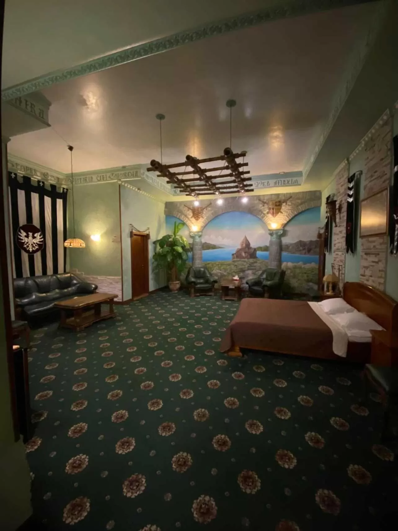 Photo of the whole room in Kamelot