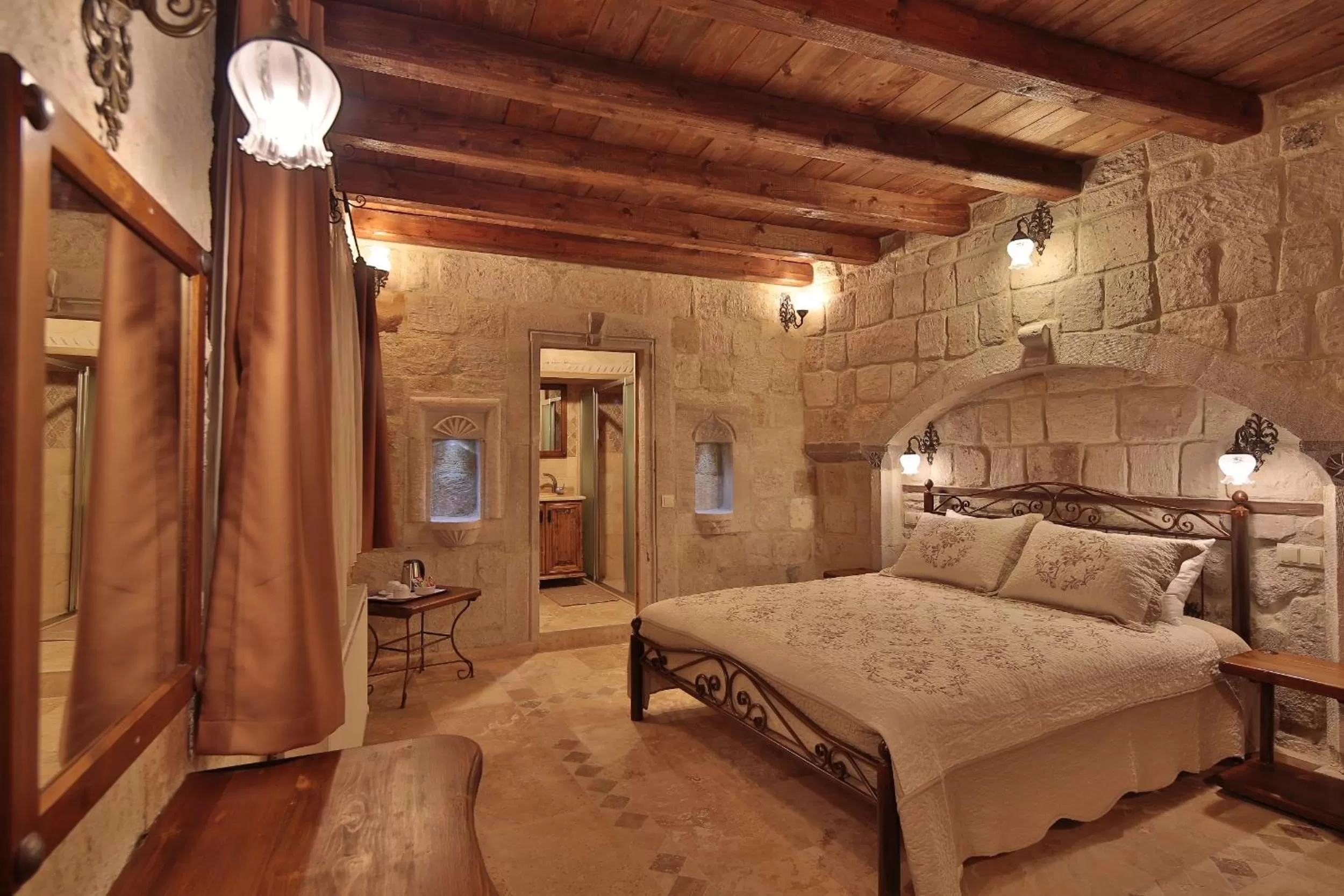 Shower, Bed in Vista Cave Hotel