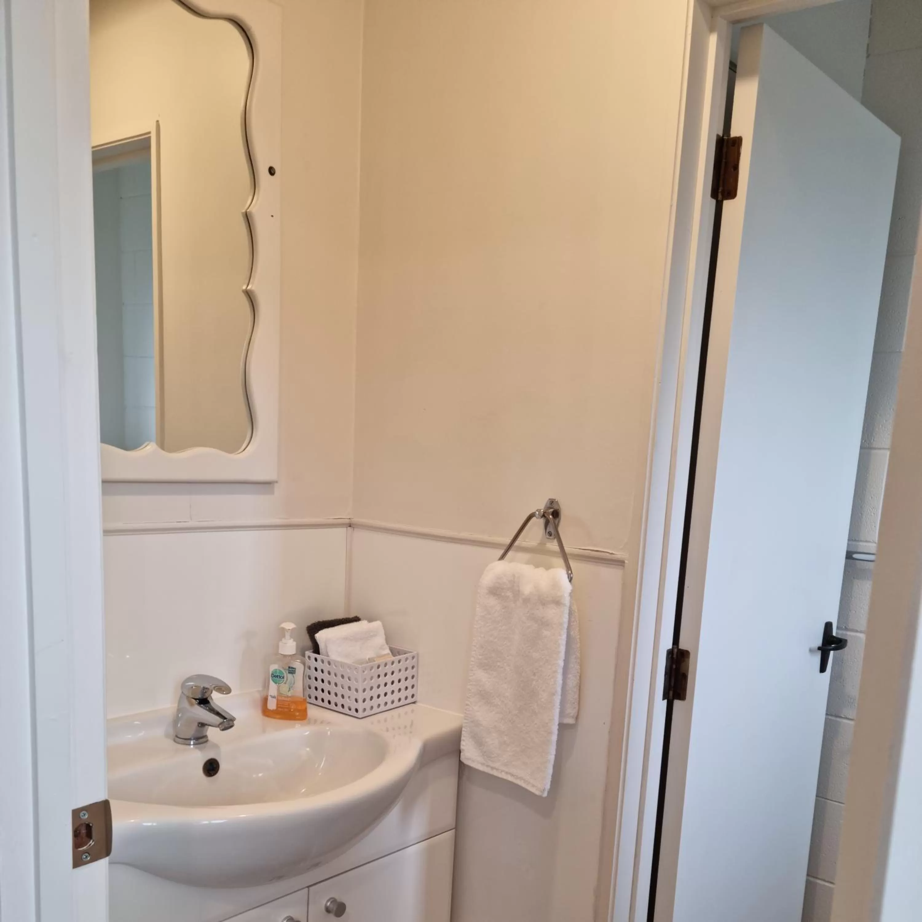 Bathroom in Stonehaven Motel