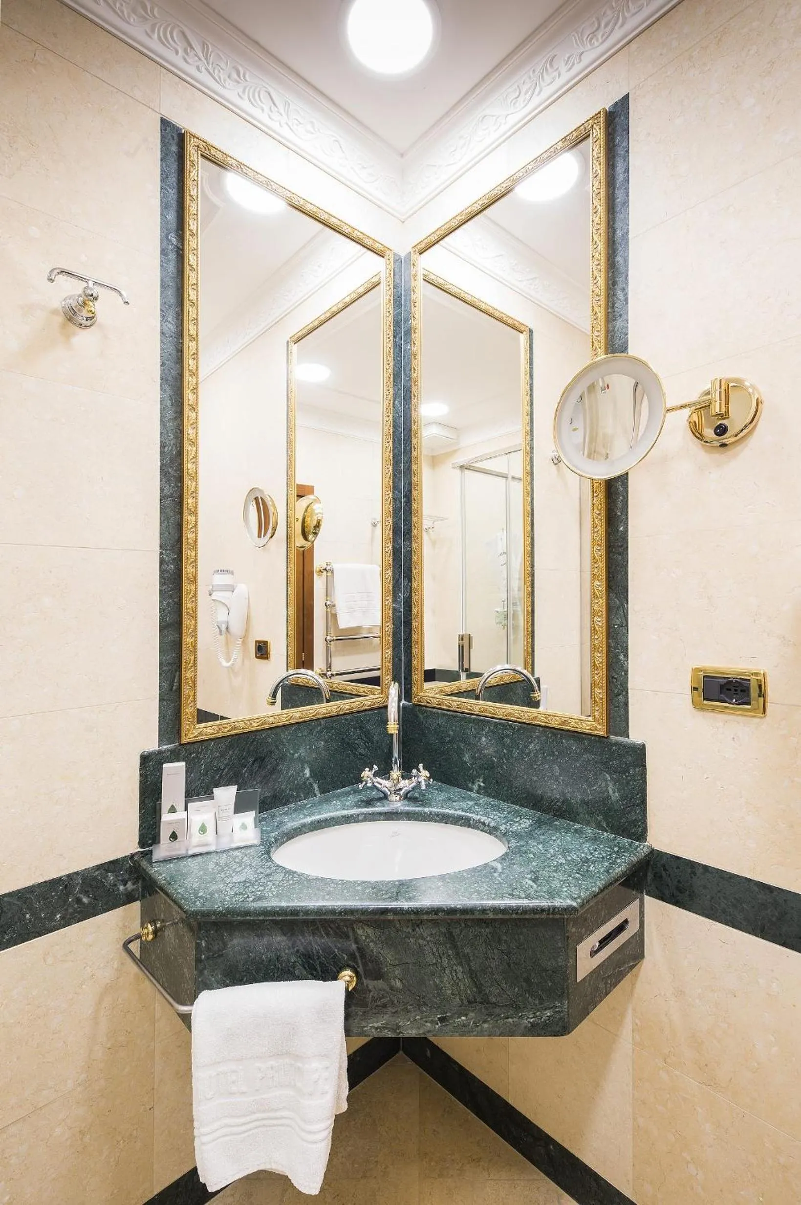 Bathroom in Phi Hotel Principe