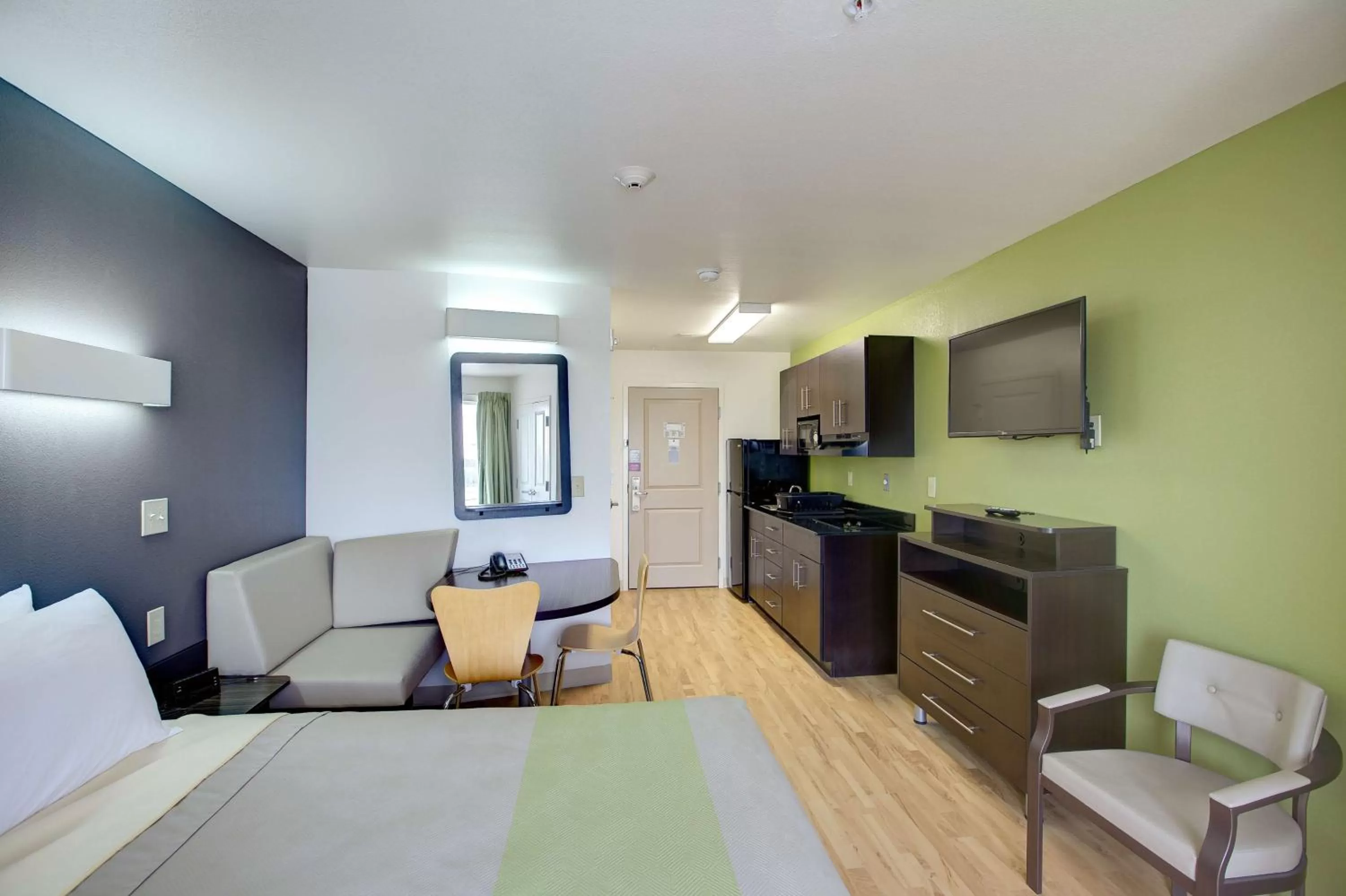 TV and multimedia in Studio 6-Sweetwater, TX