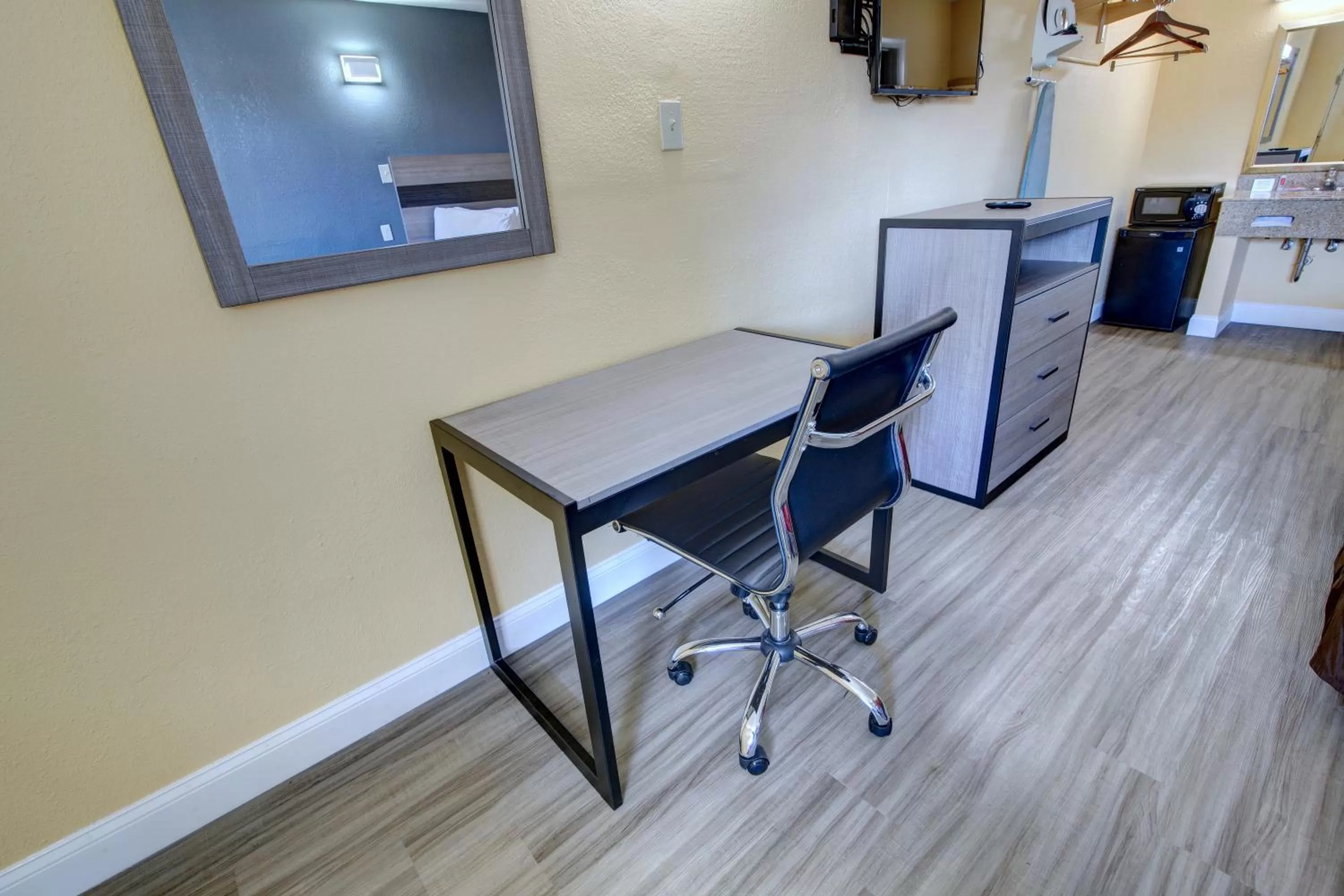 furniture in Econo Lodge at Military Circle