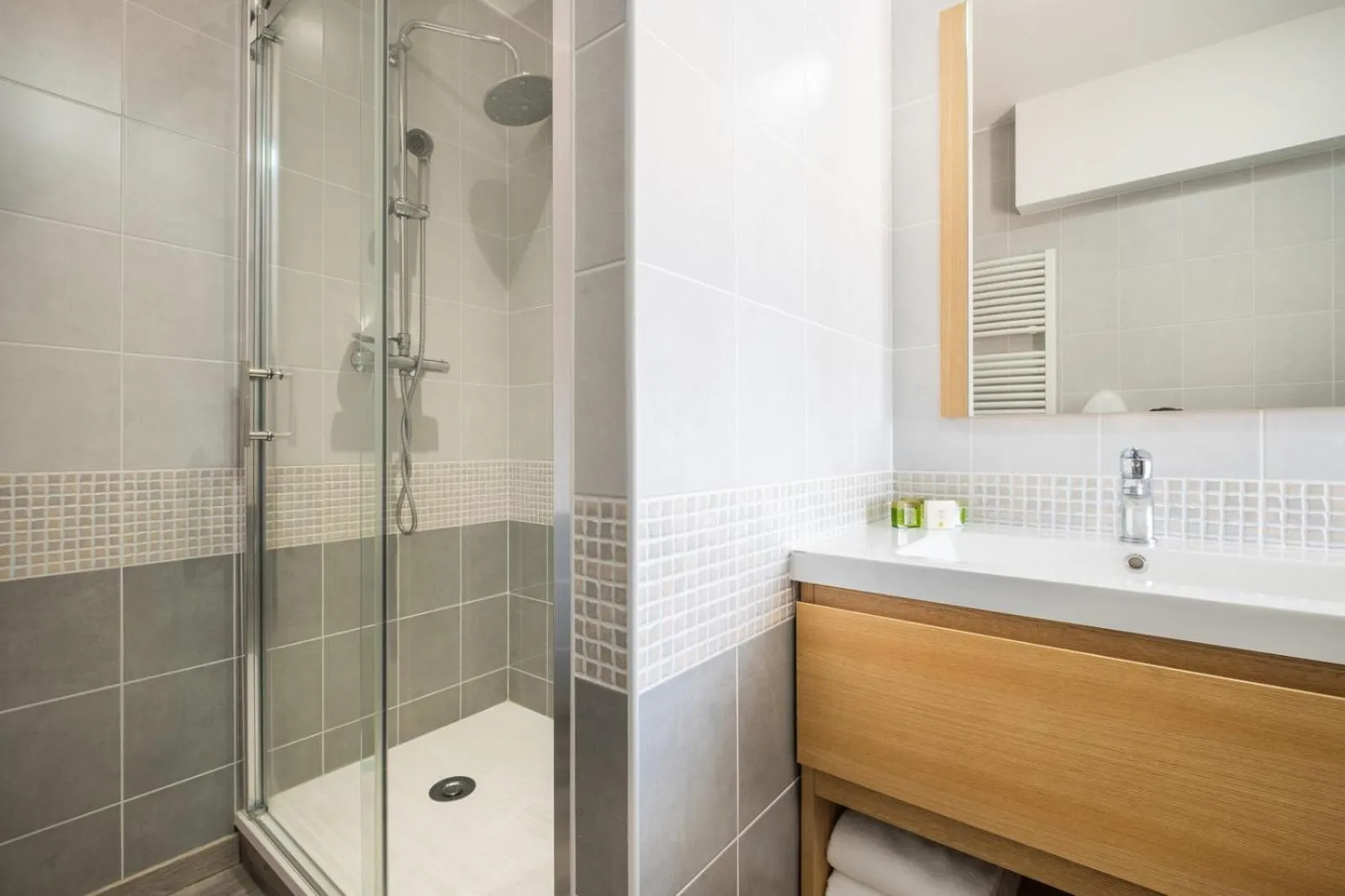 Bathroom in Logis Hôtel Restaurant Le Coq Hardi