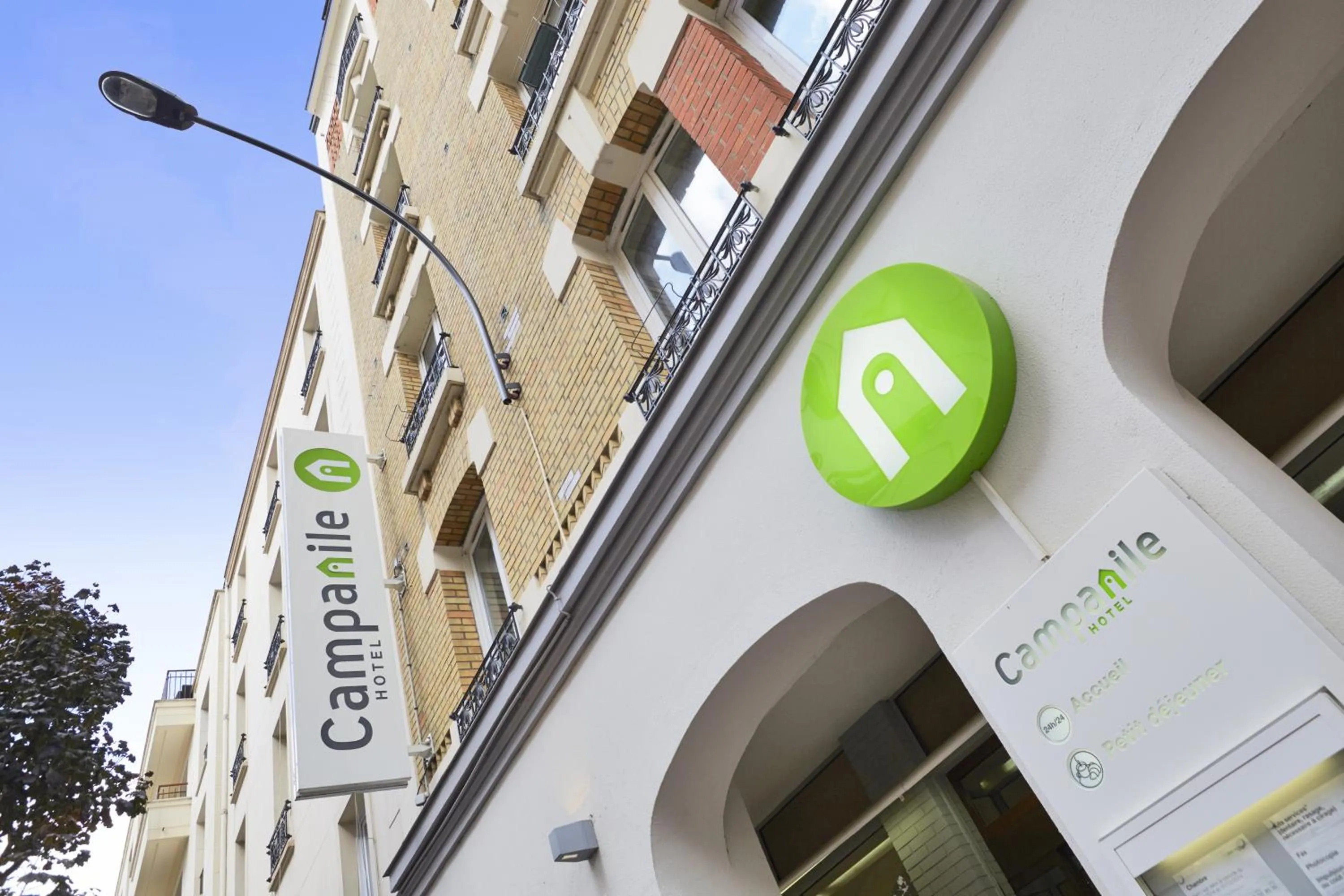 Facade/entrance in Campanile Paris Ouest - Porte de Champerret Levallois