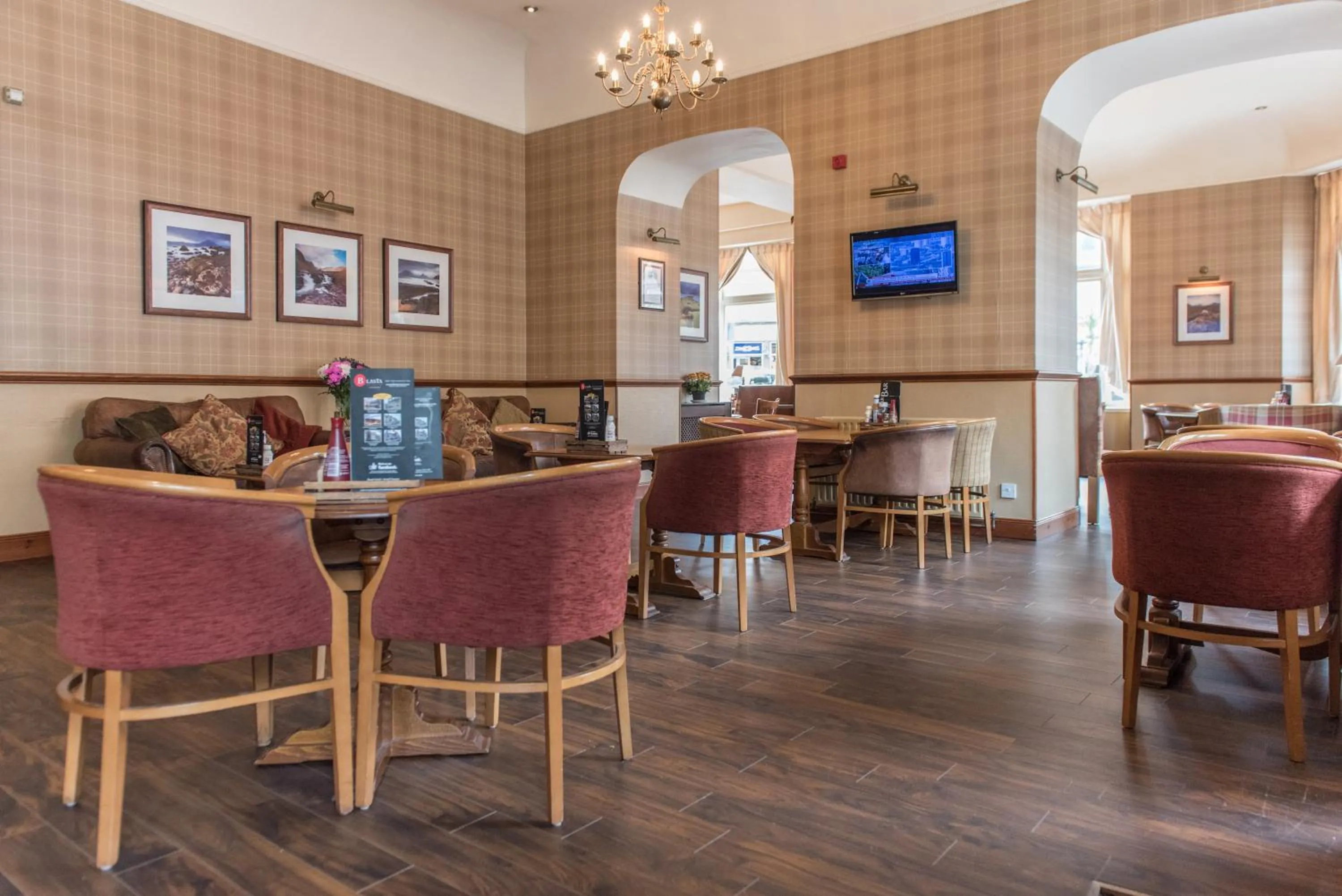 Restaurant/places to eat in The Royal Hotel