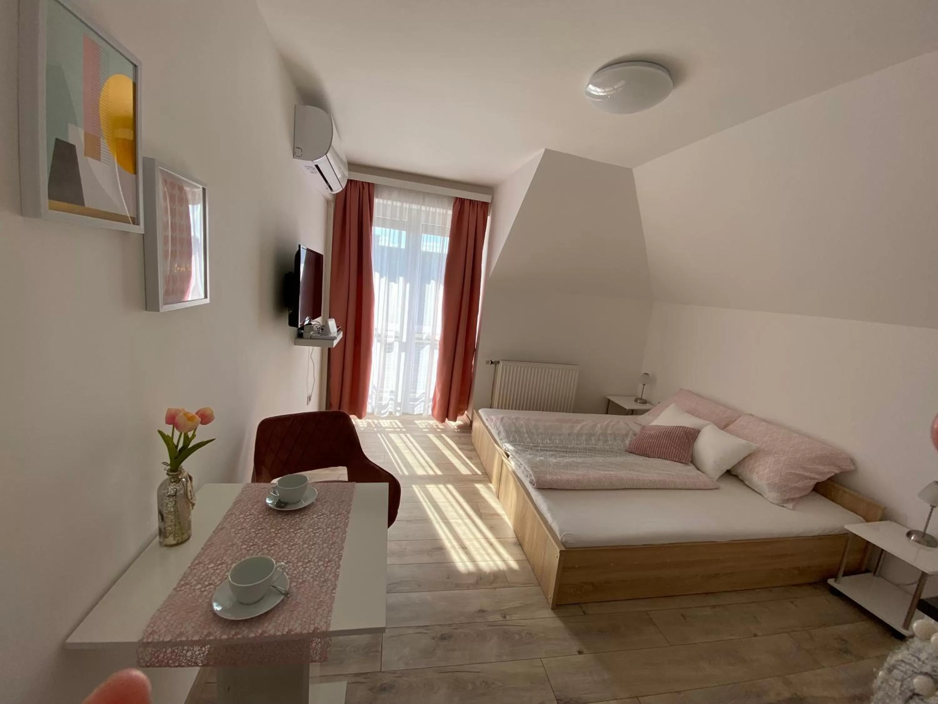 Photo of the whole room, Bed in Villa Tara Bük