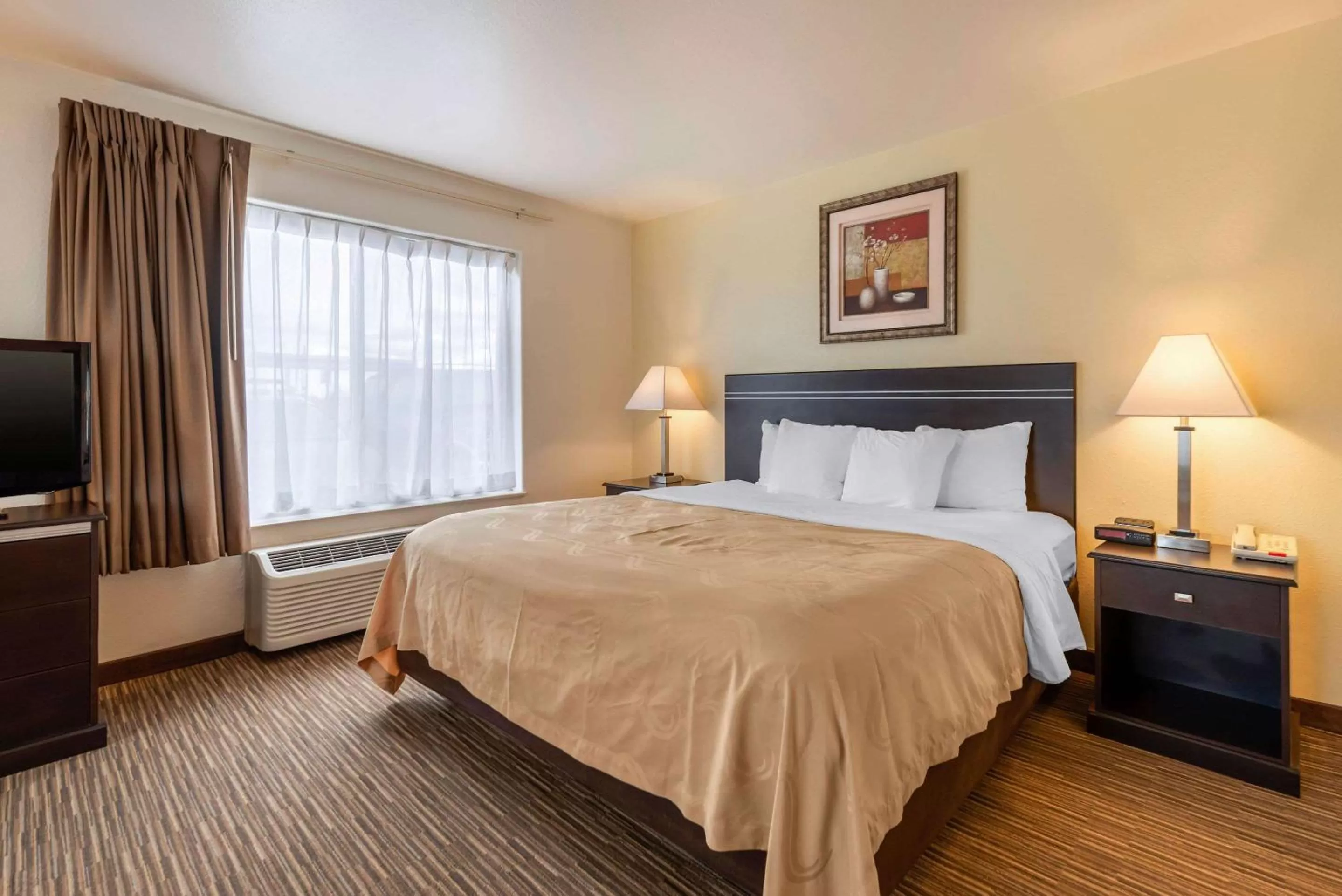 Photo of the whole room, Bed in Quality Inn & Suites Limon