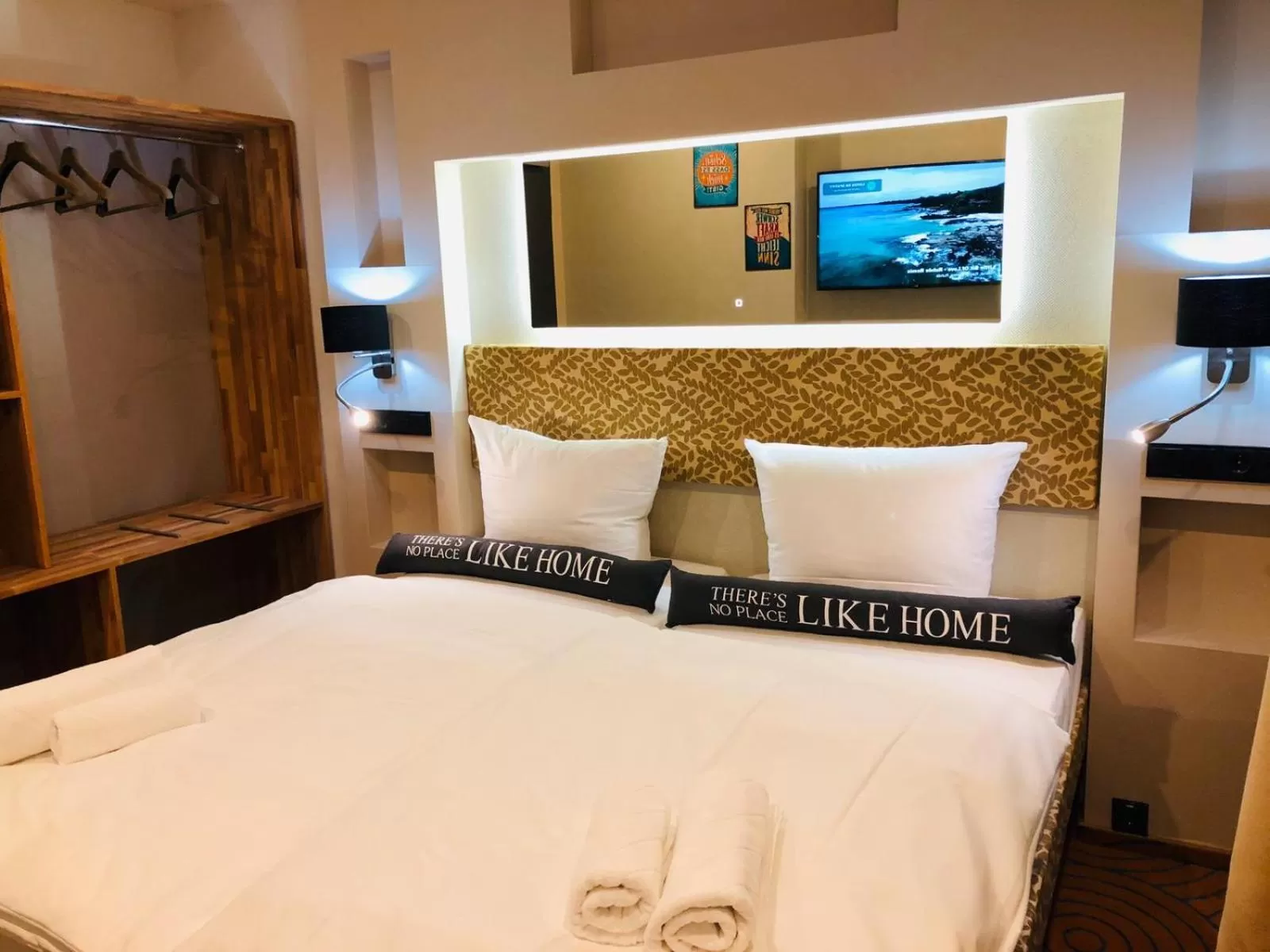 Photo of the whole room, Bed in Elbgalerie Hotel