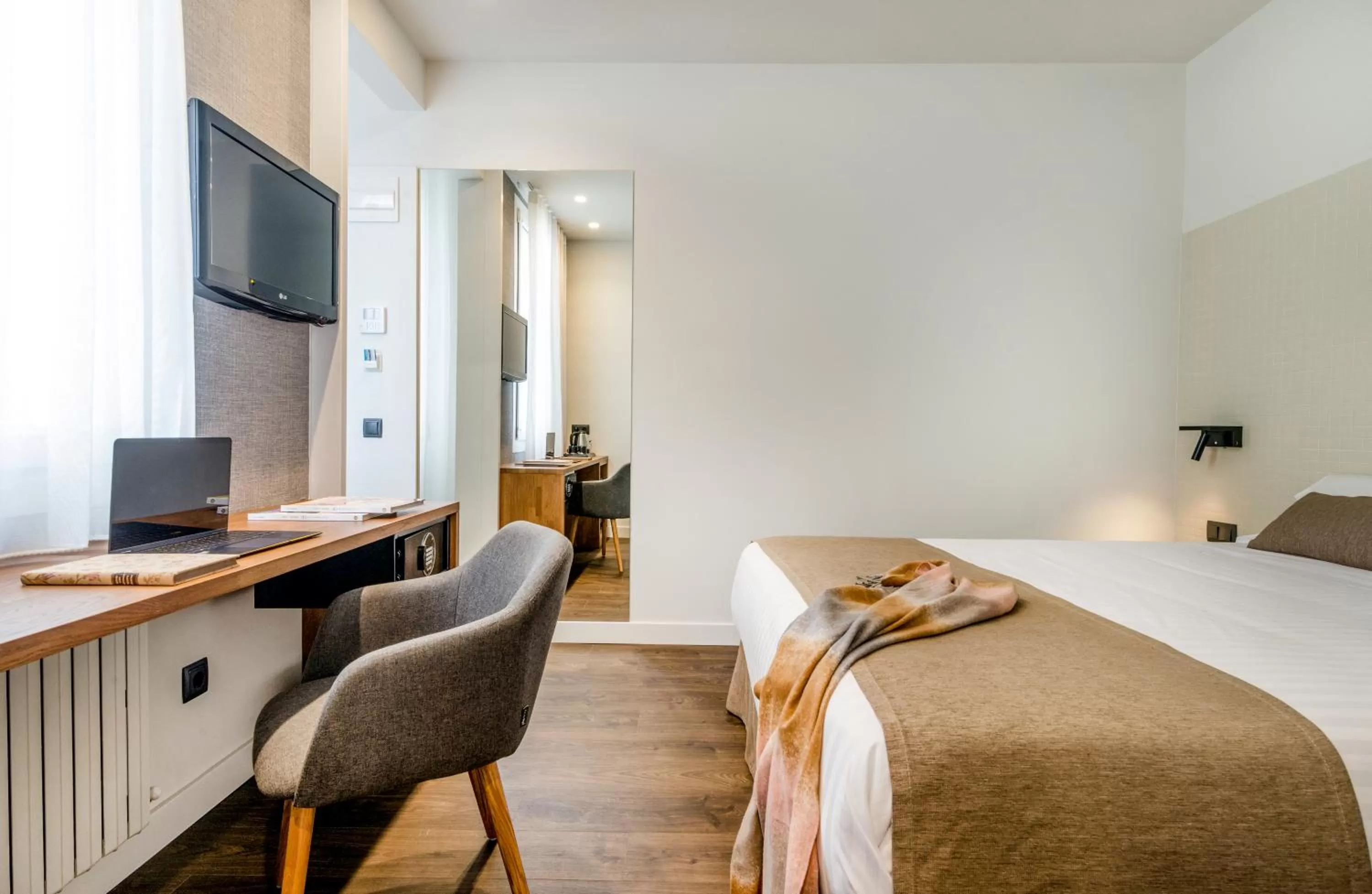 Bedroom, Bed in Peninsular