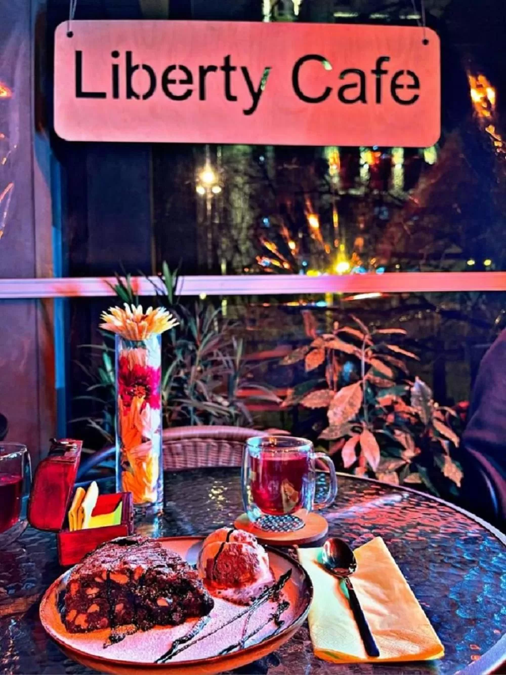 Restaurant/places to eat in Hotel Liberty Theatre