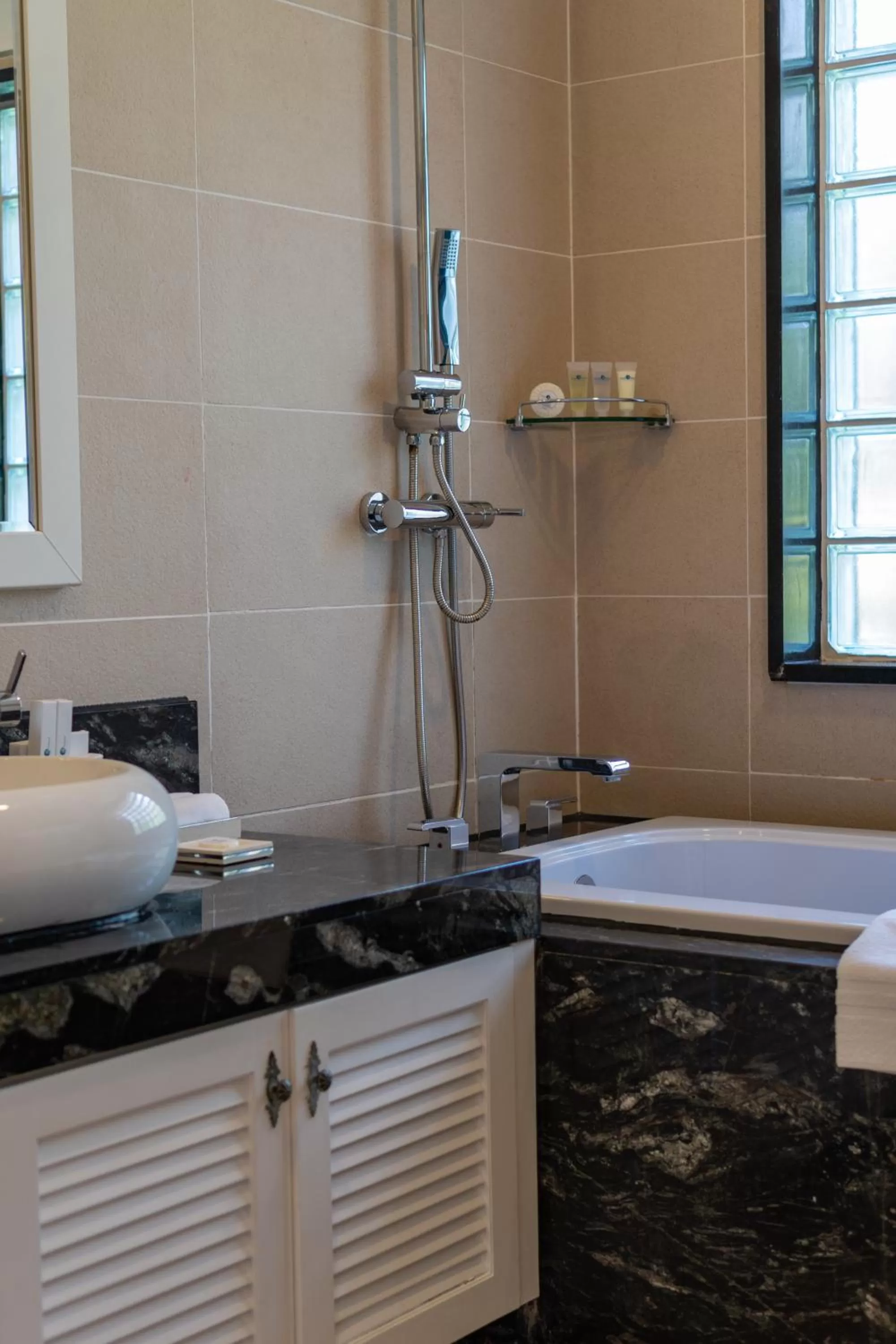 Shower in Jpark Island Resort & Waterpark Cebu