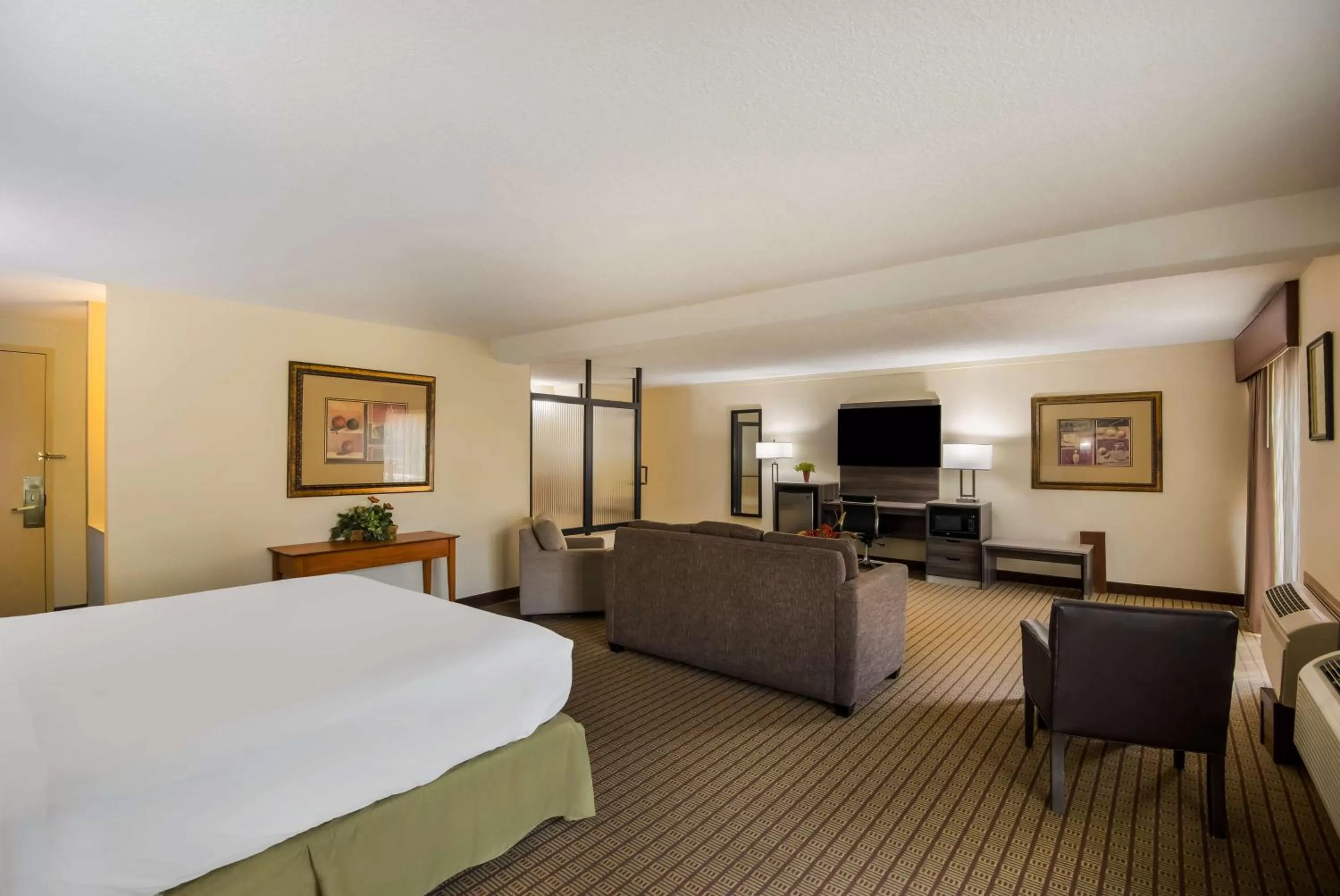 Photo of the whole room, Bed in Best Western Prairie Inn & Conference Center
