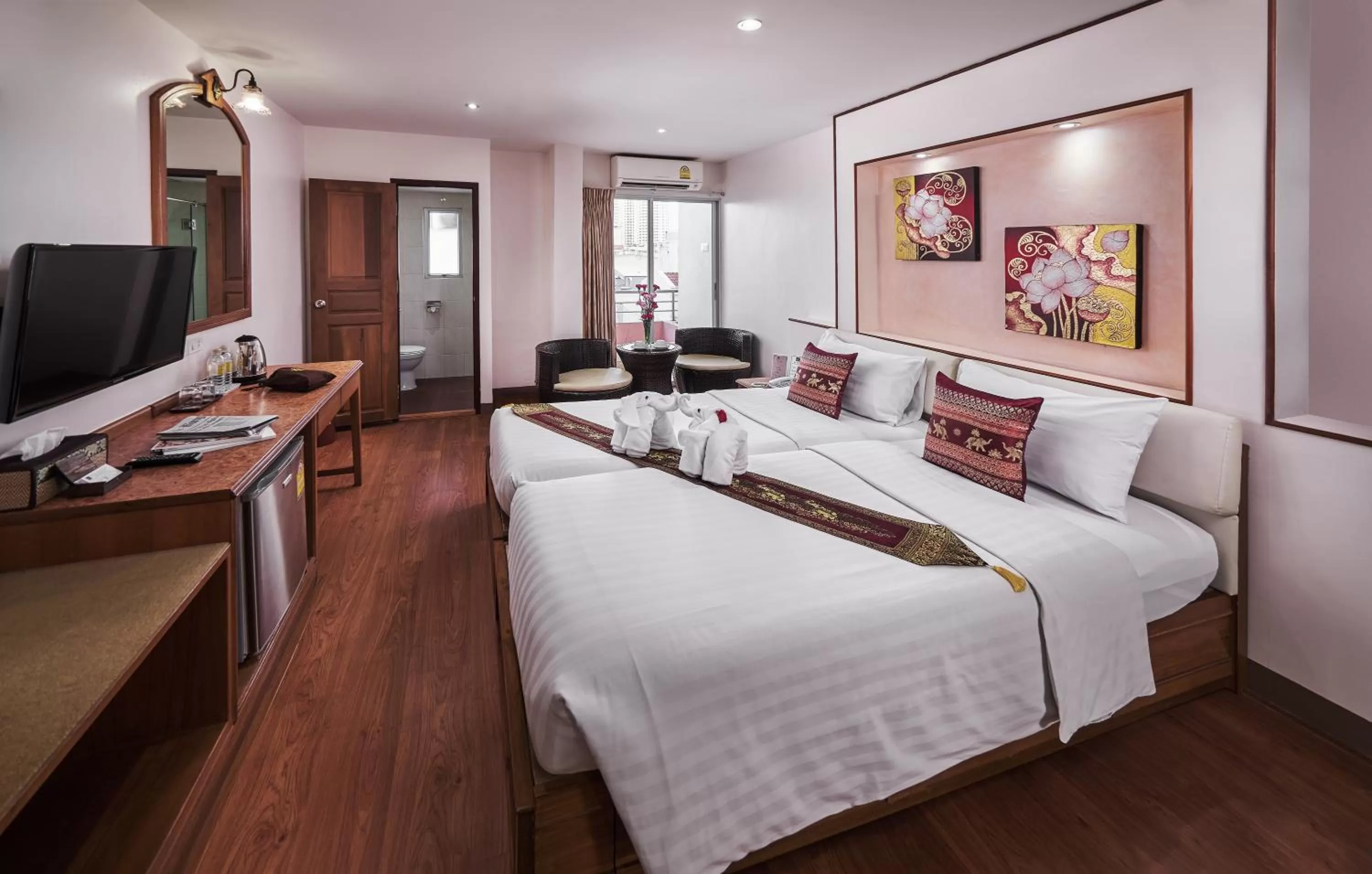 Photo of the whole room, Bed in KC Place Hotel Pratunam