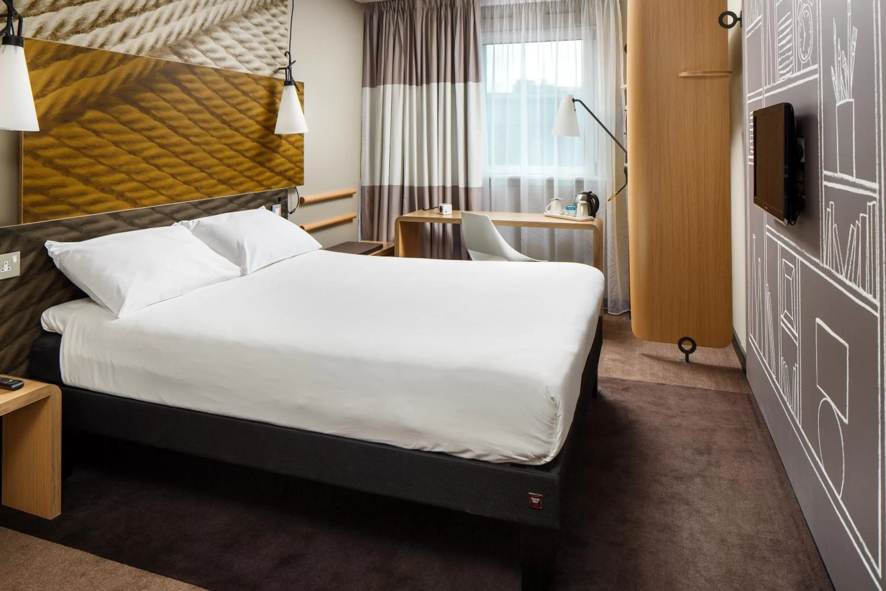 Shower, Bed in ibis Glasgow City Centre – Sauchiehall St