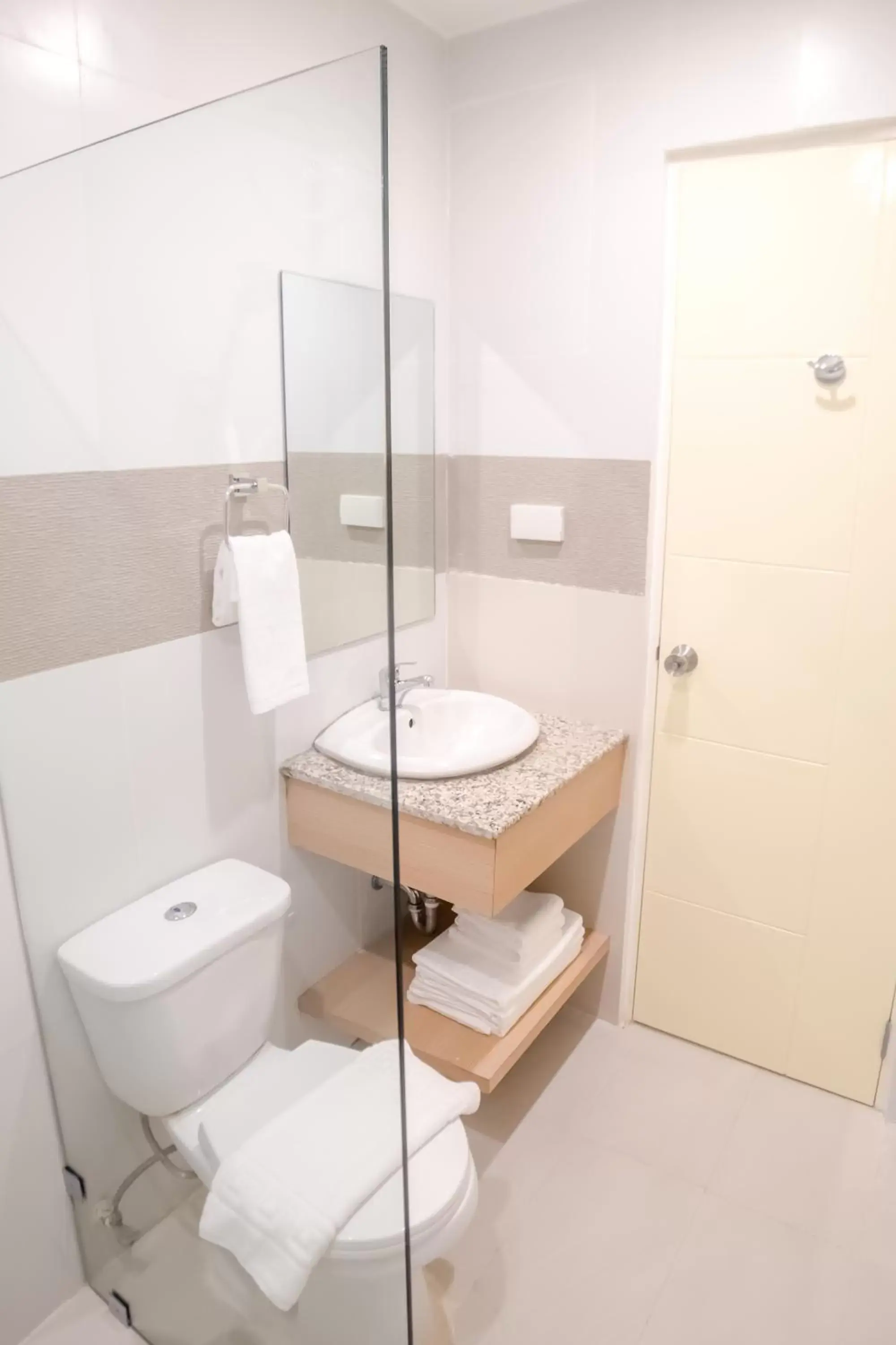 Deluxe Queen Room with Two Queen Beds in Bridge Hotel Deluxe Queen Room with Two Queen Beds in Bridge Hotel