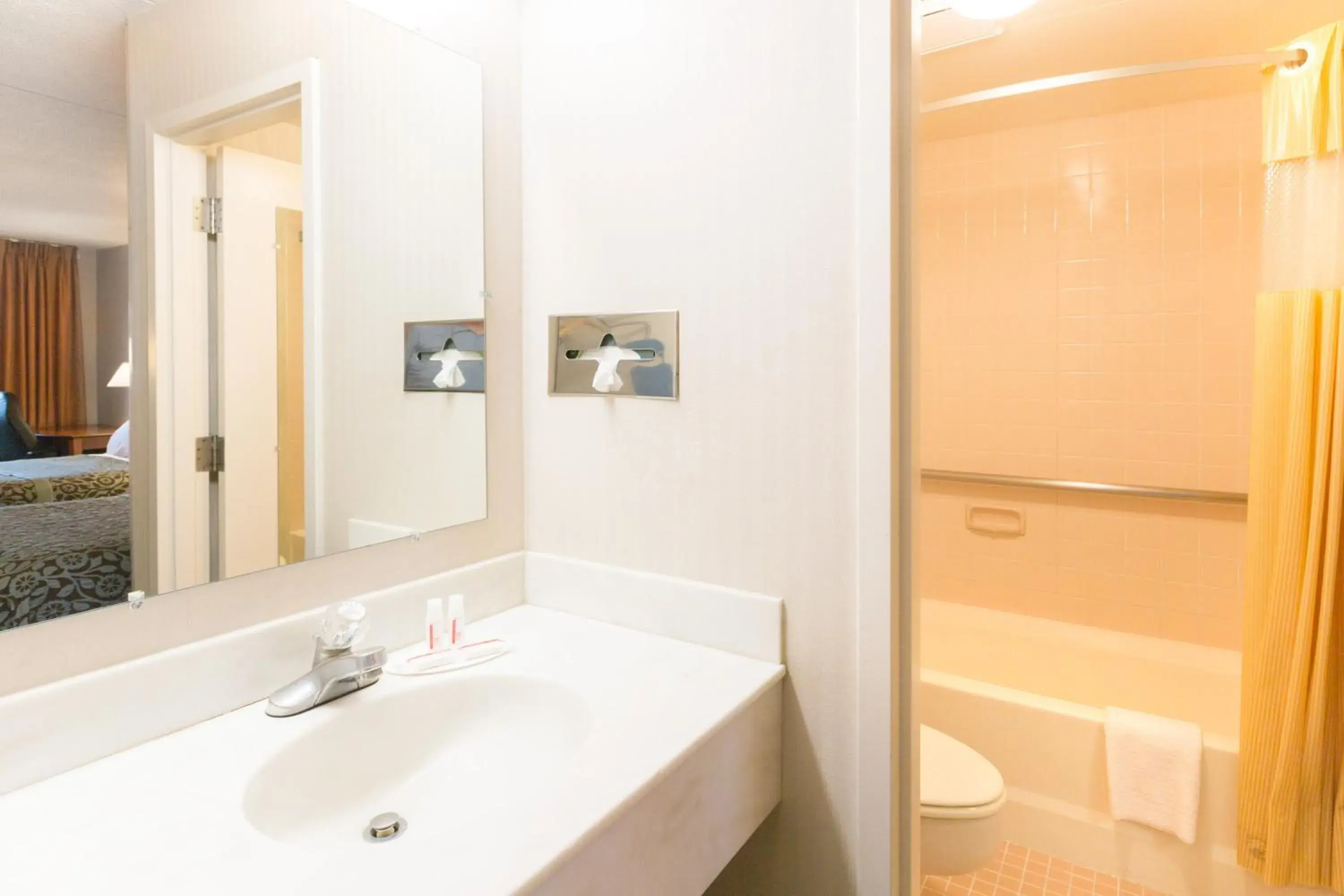 Standard Room with Two Double Beds - Smoking in Days Inn by Wyndham Richmond Standard Room with Two Double Beds - Smoking in Days Inn by Wyndham Richmond