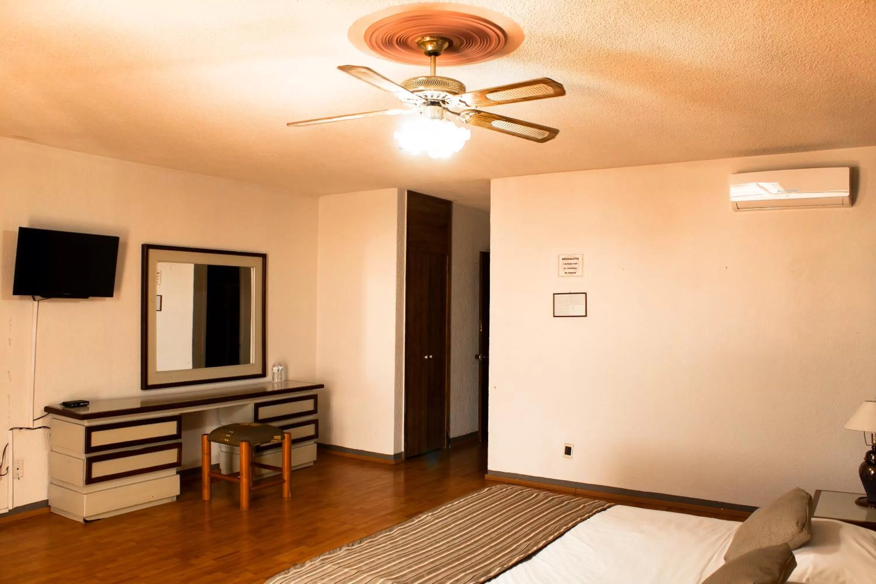 Shower, Bed in Hotel El Monte