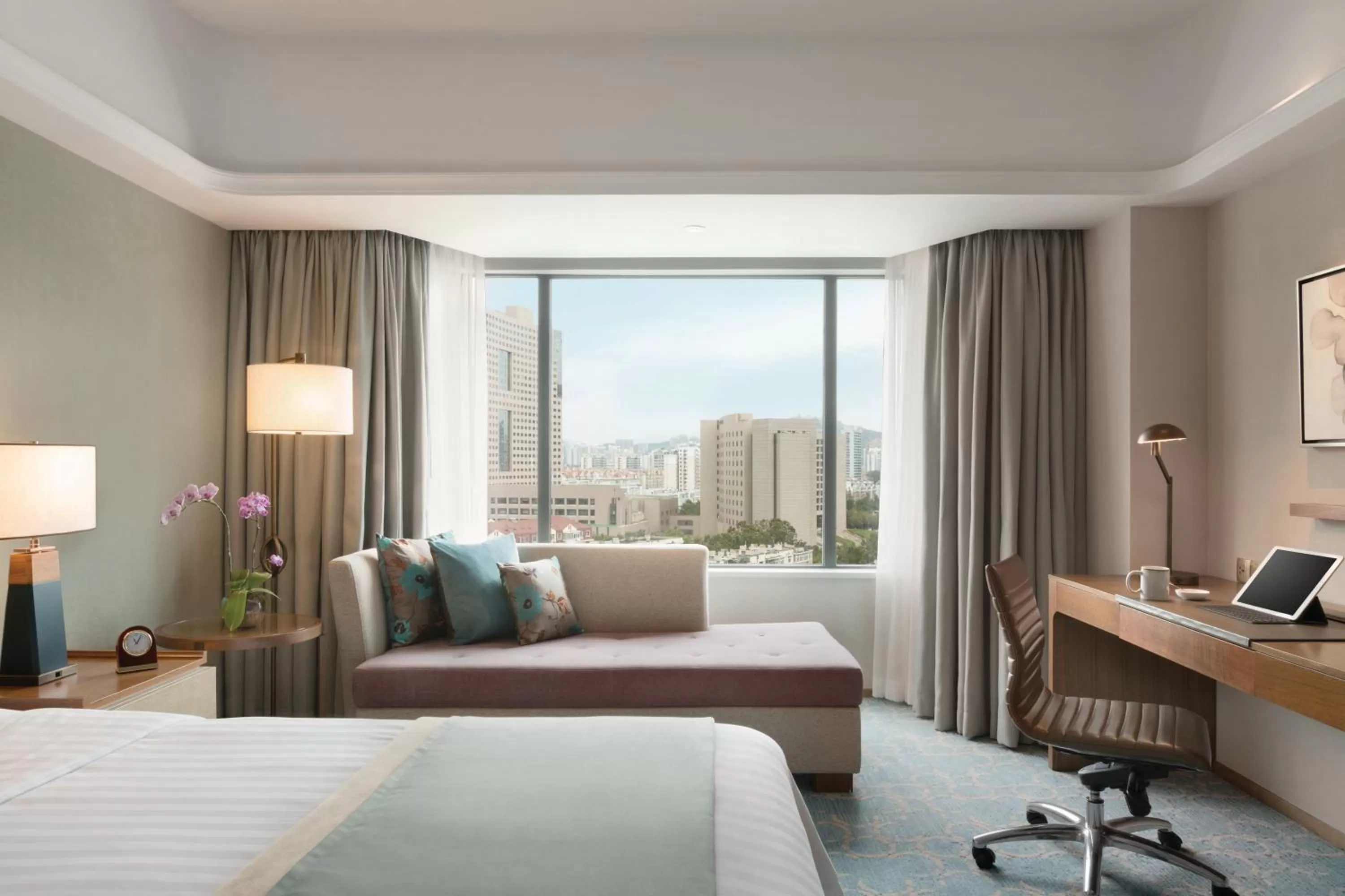 Bedroom, Bed in Shangri-La Qingdao