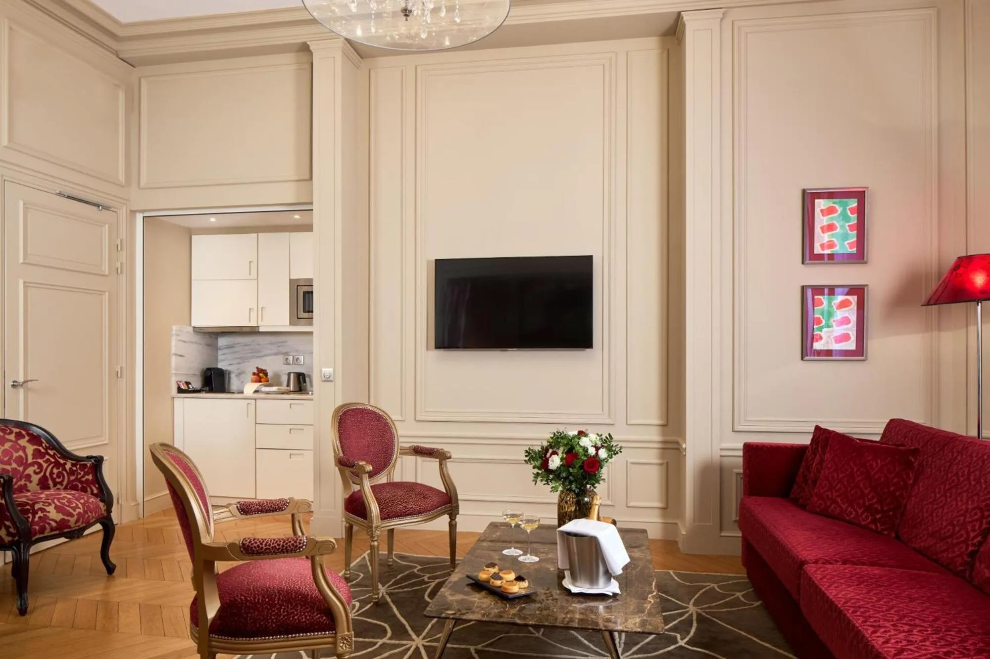 Kitchen or kitchenette in Majestic Hotel Spa - Champs Elysées