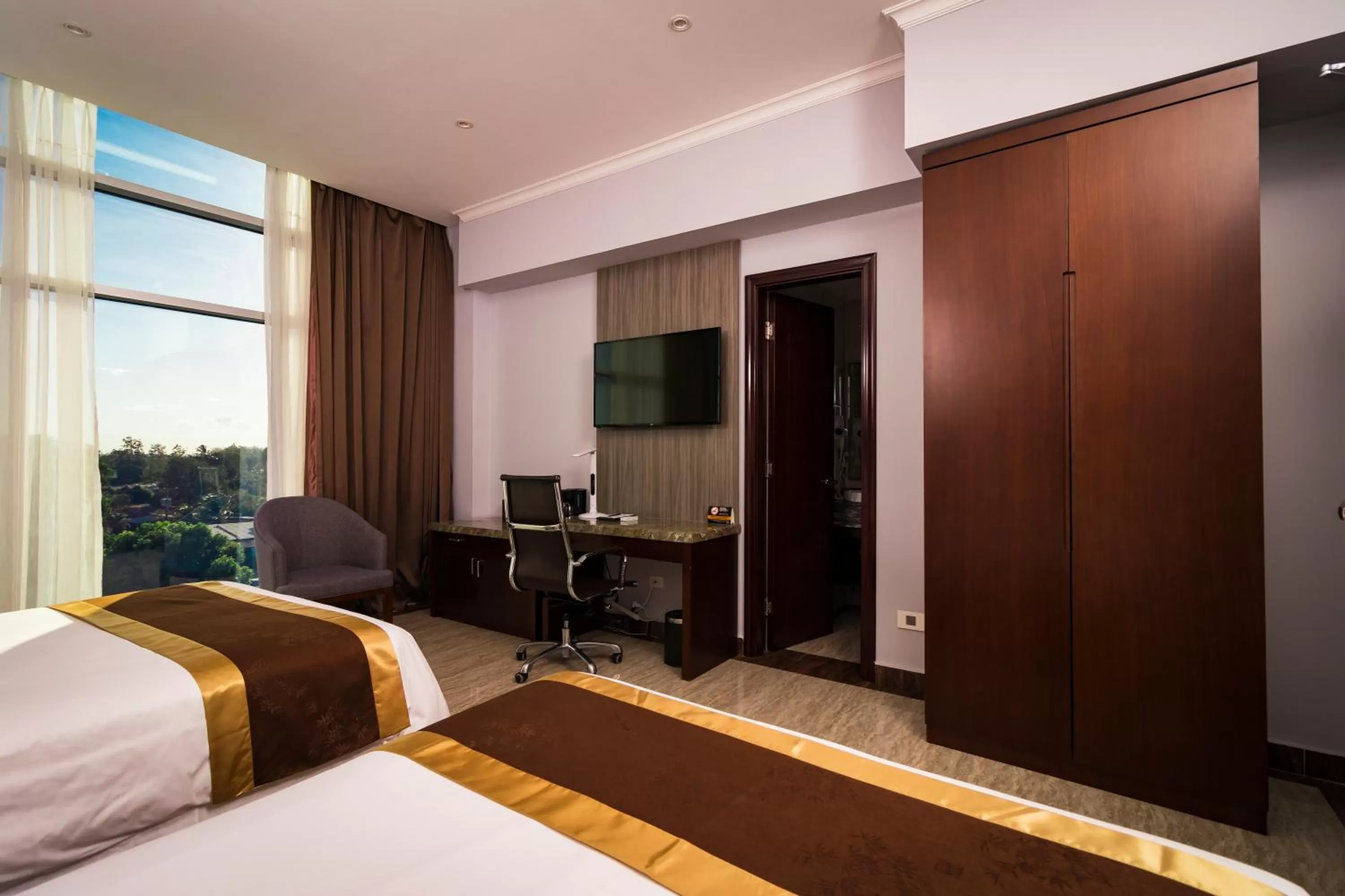 Communal lounge/ TV room, Bed in Hotel City Plaza & Suites