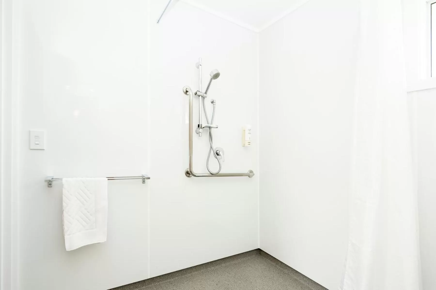 Bathroom in Tudor Park Motel Spacious with kitchens 1 minute walk to restaurant and shopping centre and Gisborne Hospital