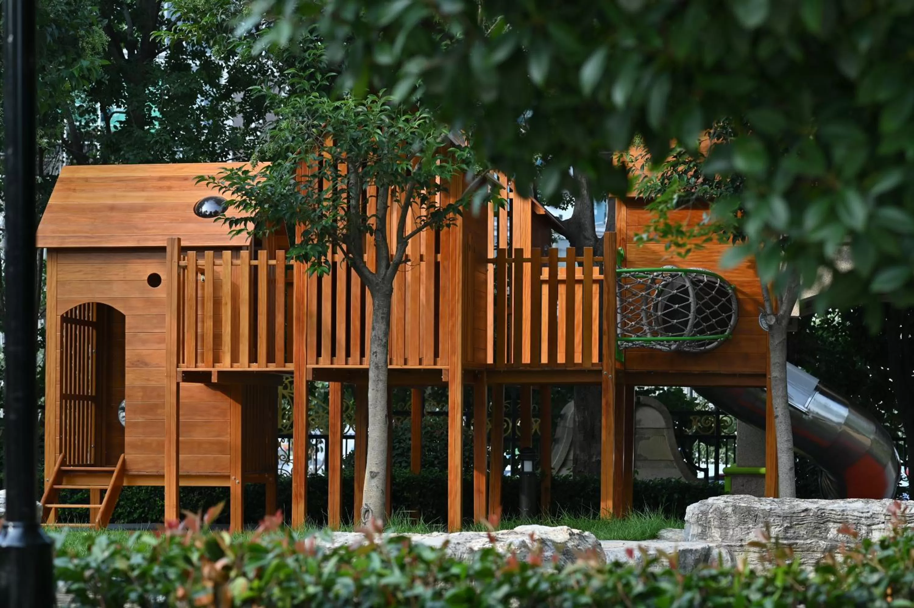 Children play ground in Wyndham Qingdao l Free Fixed-Time Shuttle Service Between Hotel and Airport & North Railway Station l Outdoor Children's Amusement Park l 1-Hour Play Snooker or Table Tennis