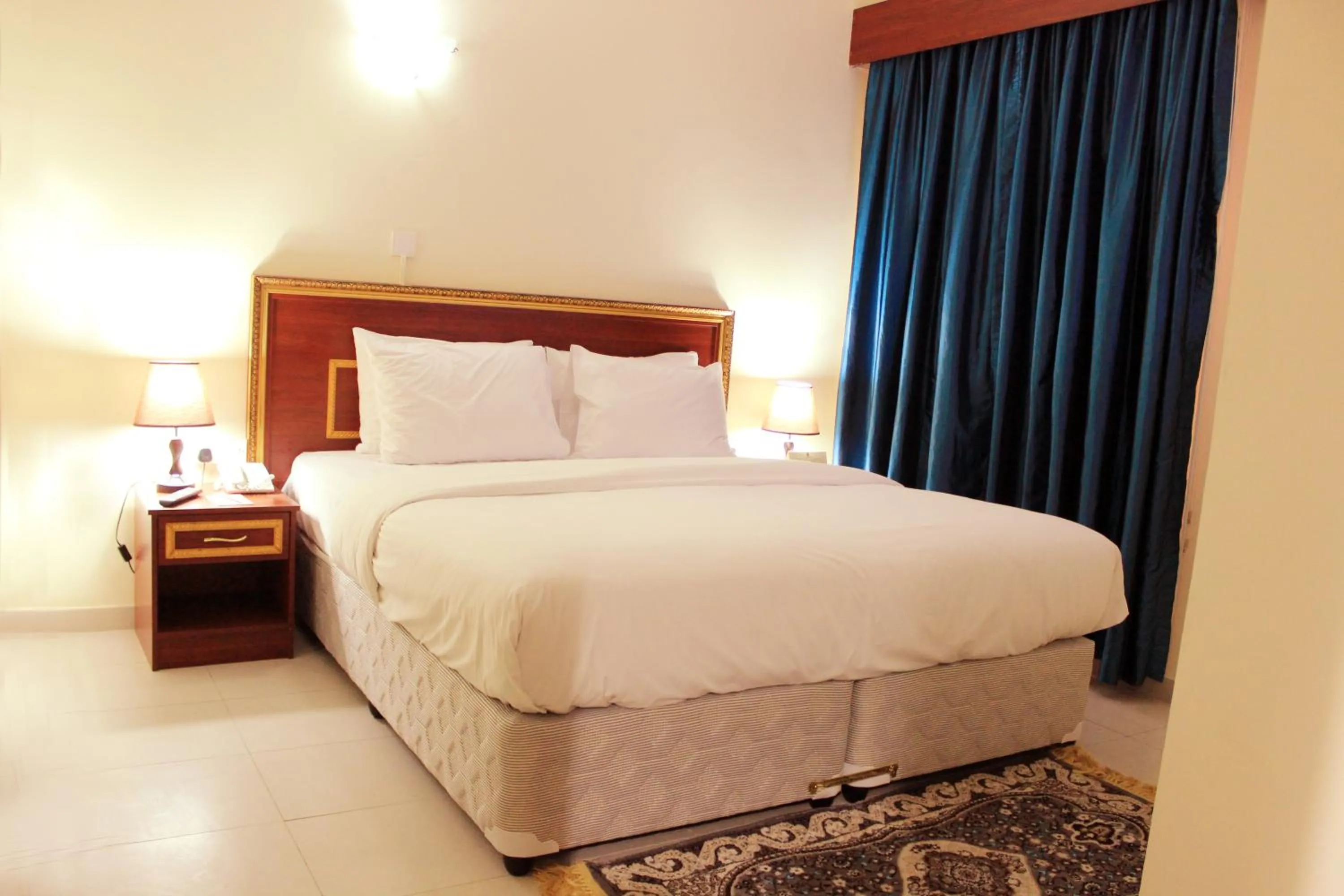 Bedroom, Bed in Montreal Naif Hotel