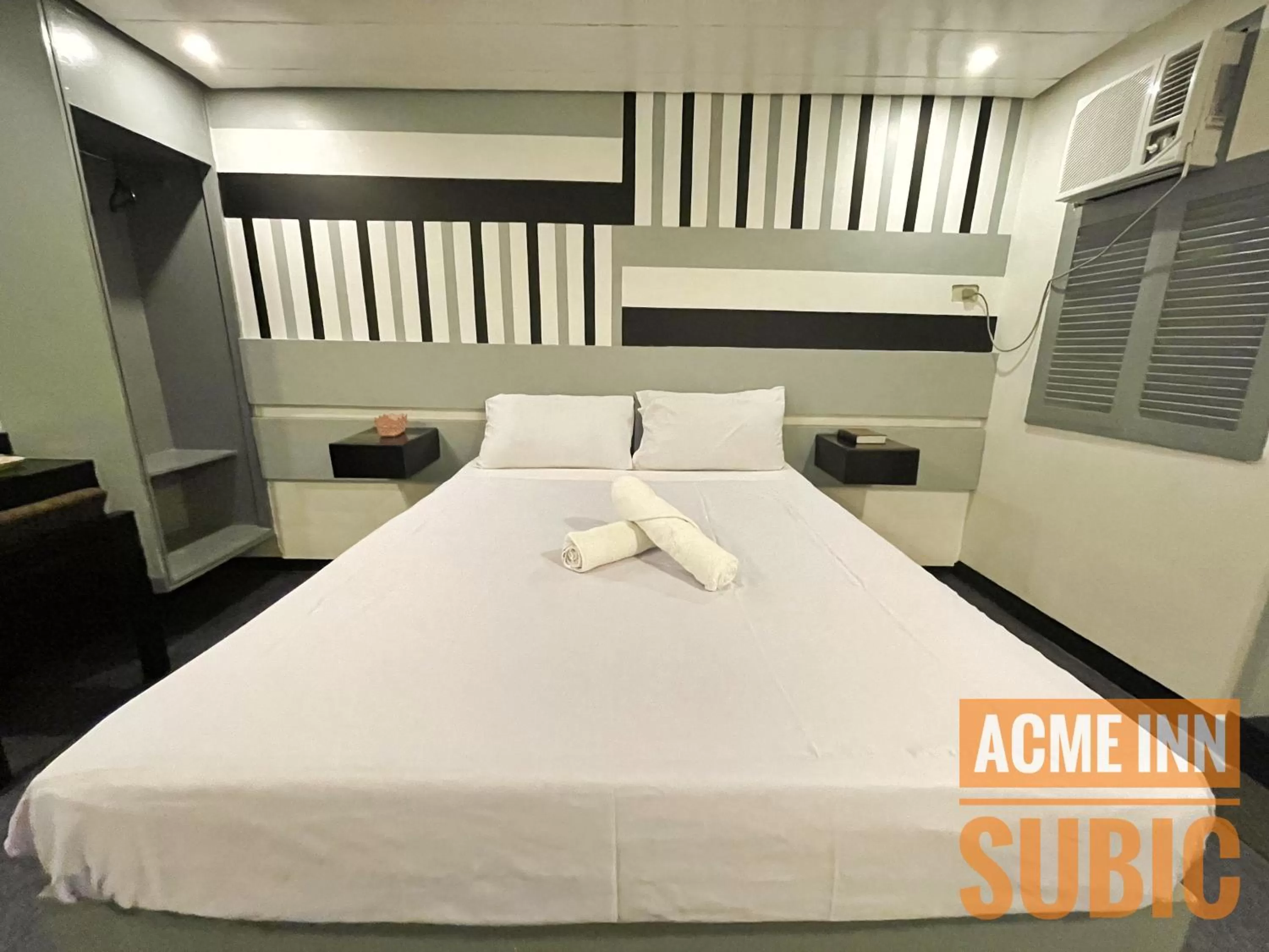 Bed in ACME Inn Subic