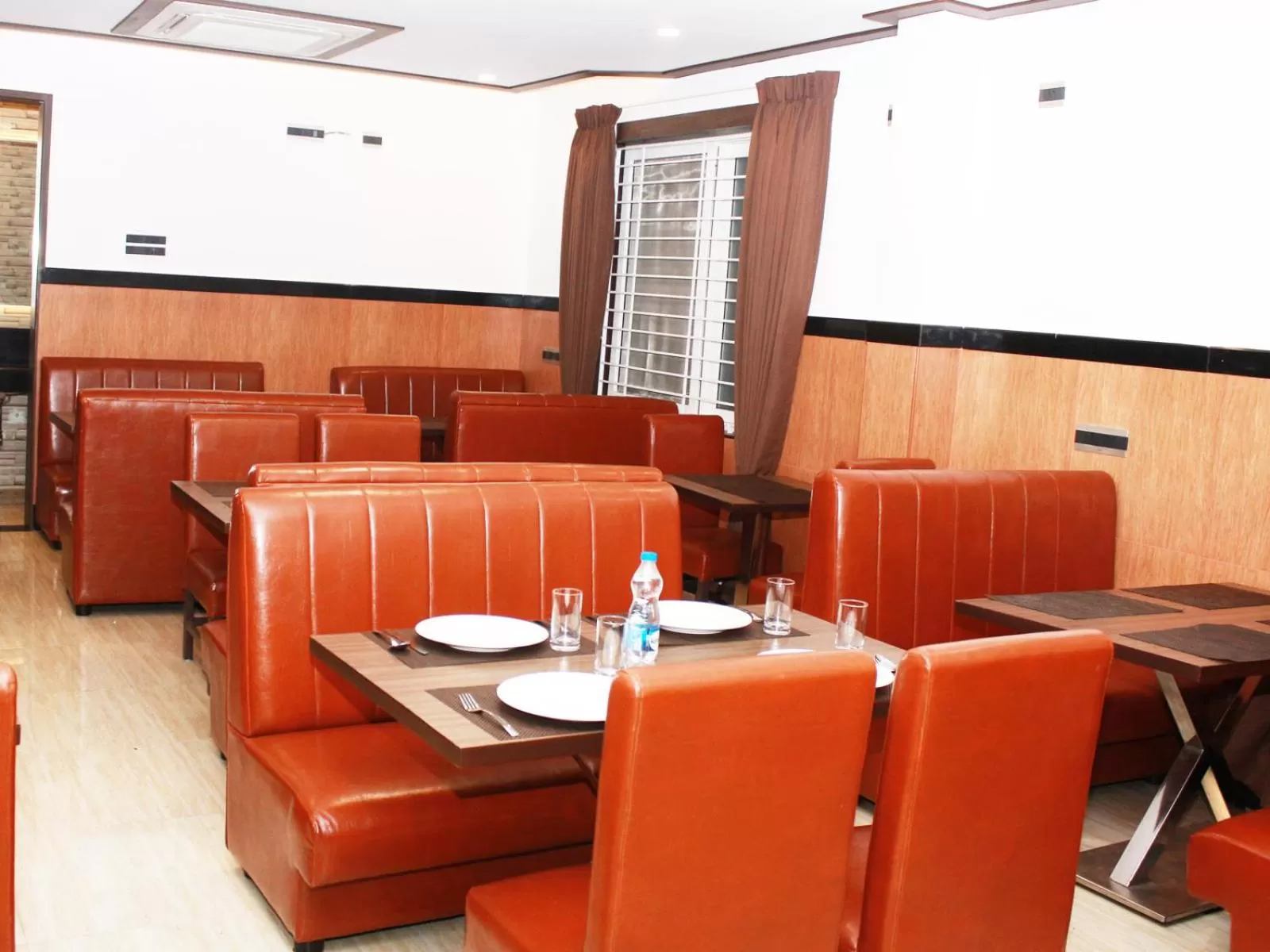 Restaurant/places to eat in Staylite Suites