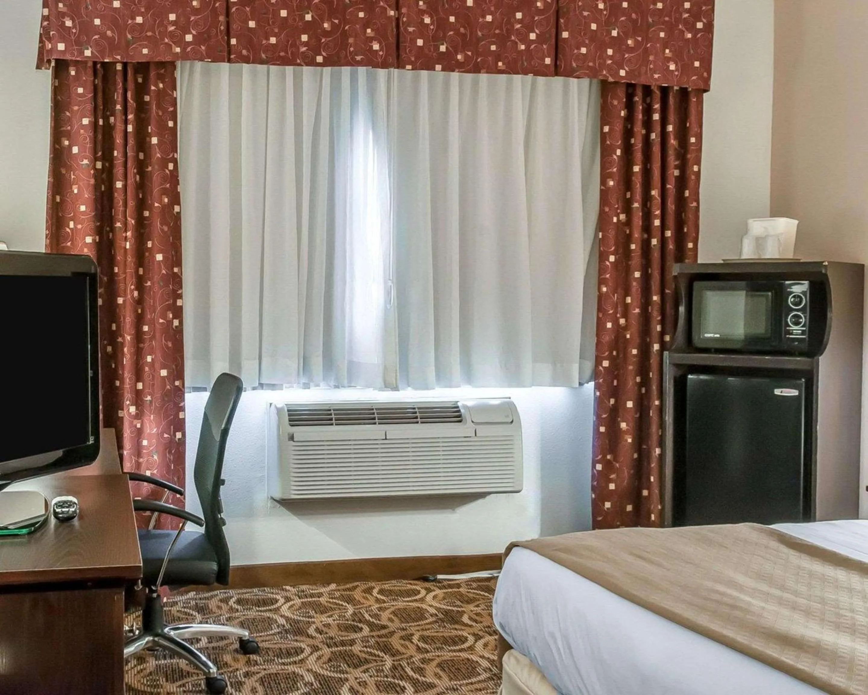 Photo of the whole room, TV/Entertainment Center in Quality Inn & Suites Hobbs