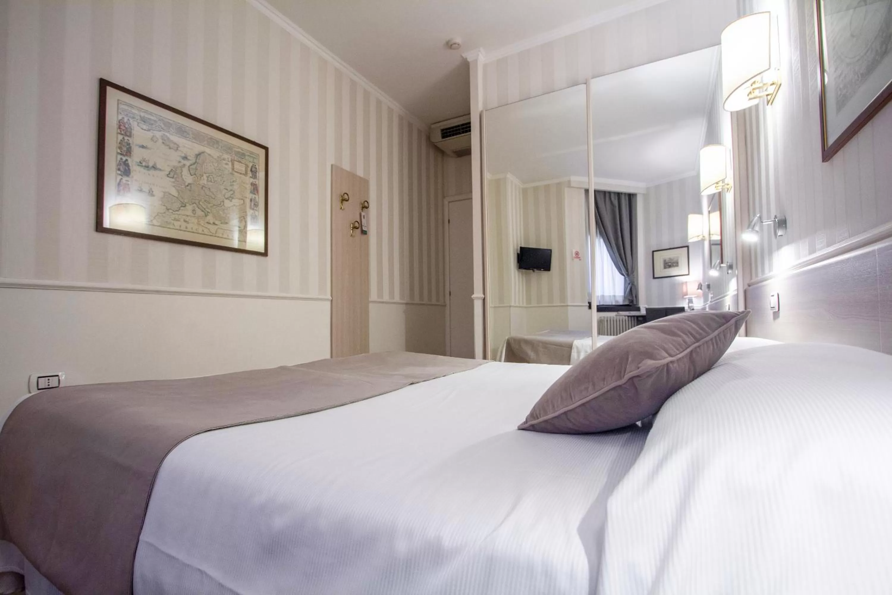 Bedroom, Bed in Hotel Flora