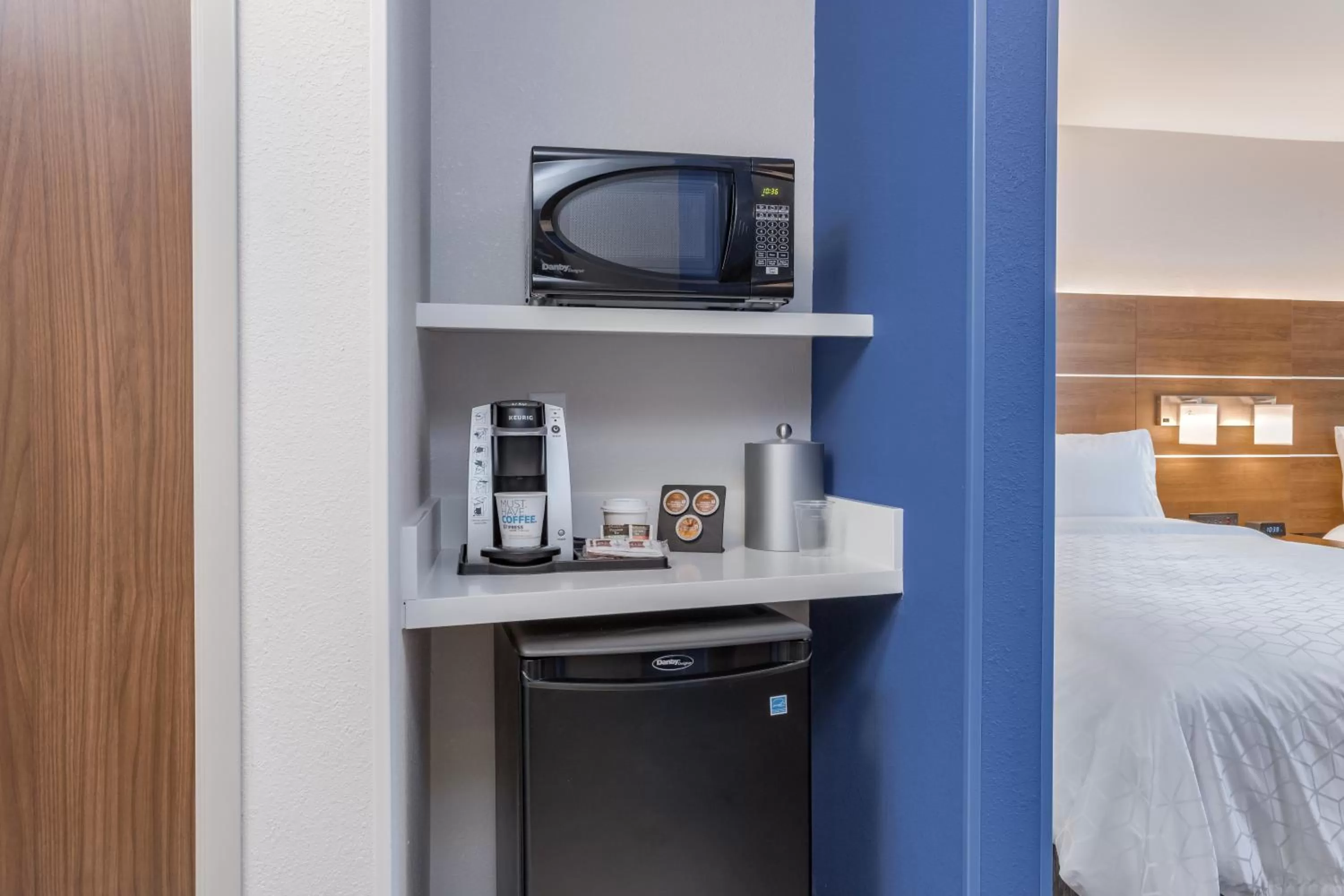 Coffee/tea facilities, Bed in Holiday Inn Express & Suites - Elkhart North by IHG