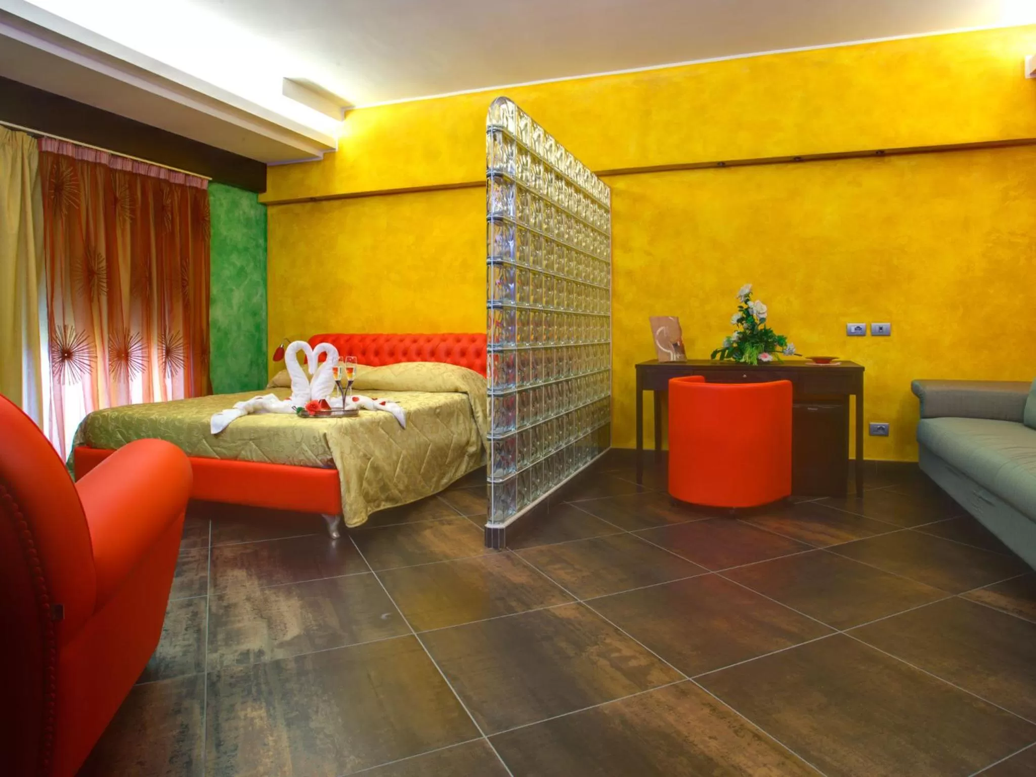 Photo of the whole room, Bed in Abalon Pompei Resort