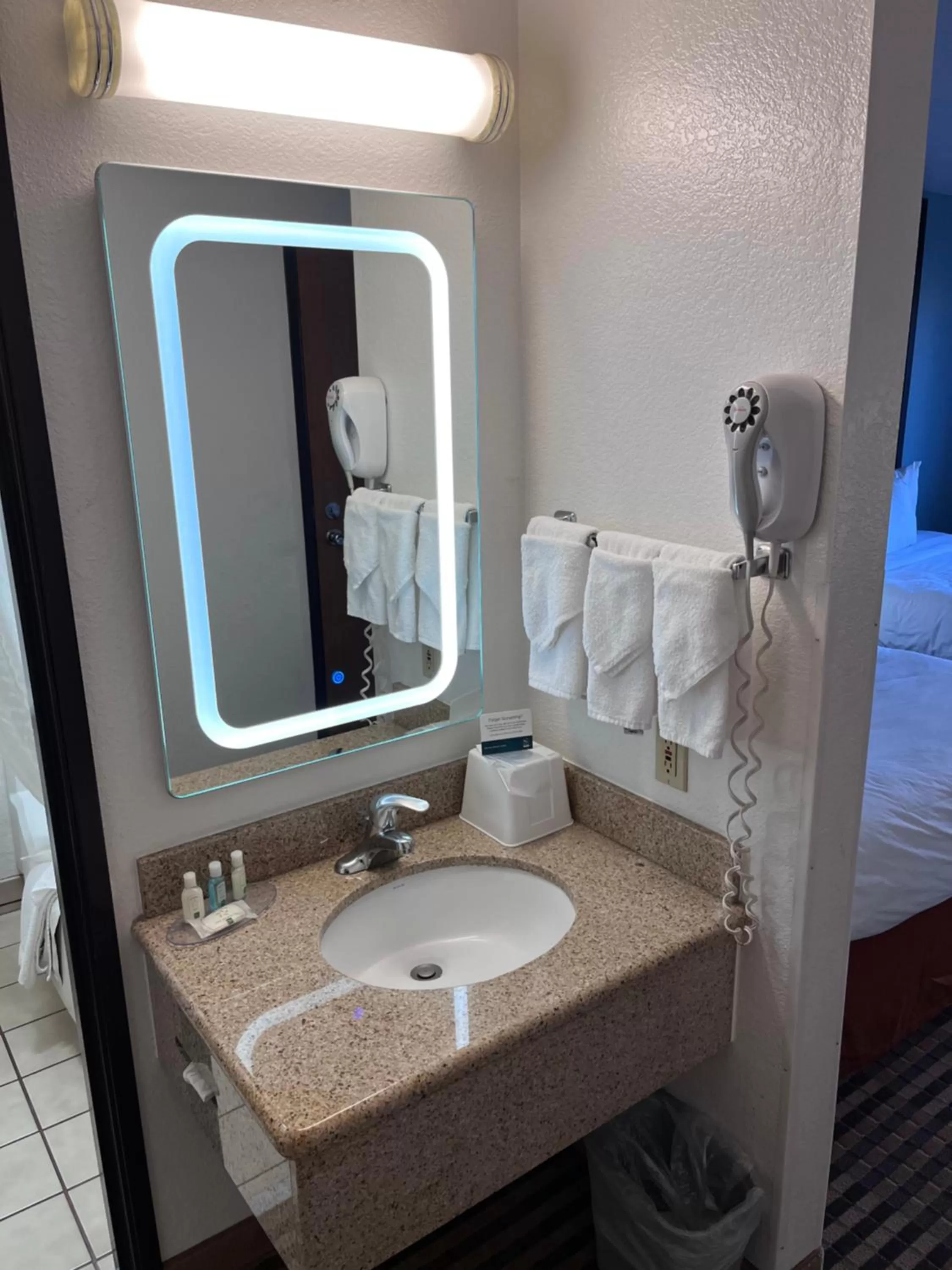 Bathroom, Bed in Quality Inn Wenatchee-Leavenworth