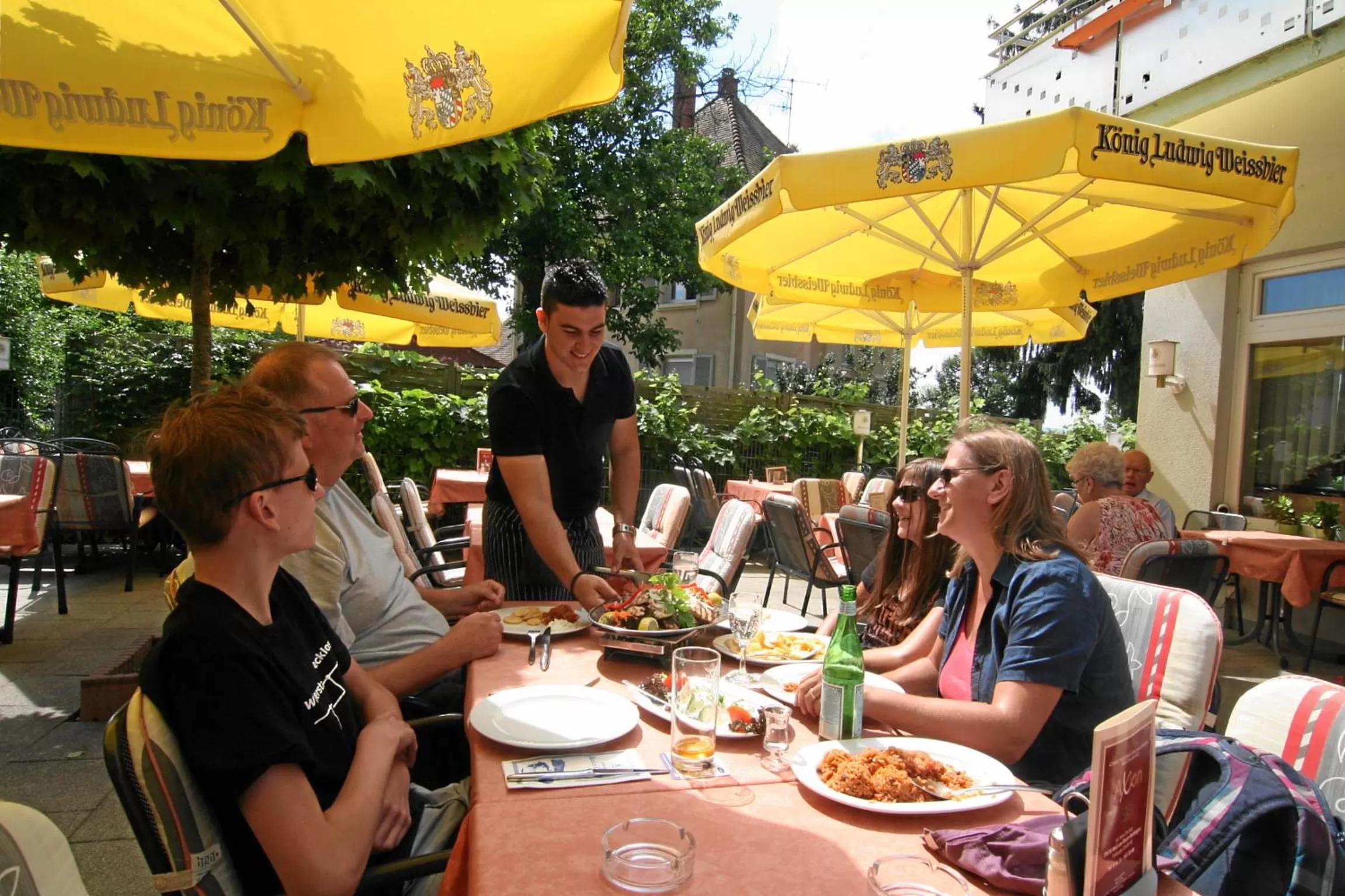 Restaurant/places to eat in Hotel-Restaurant Axion