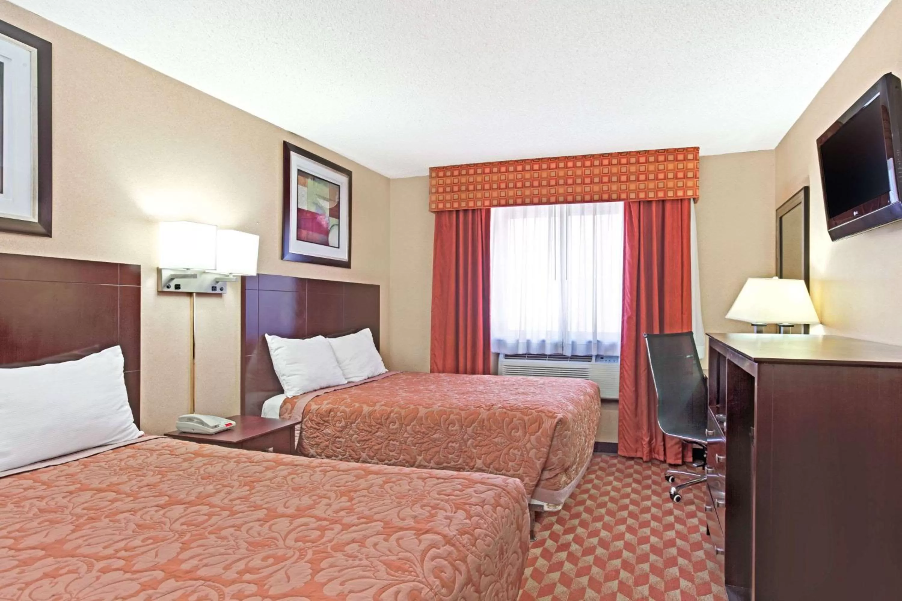 On site, Bed in Super 8 by Wyndham Long Island City LGA Hotel