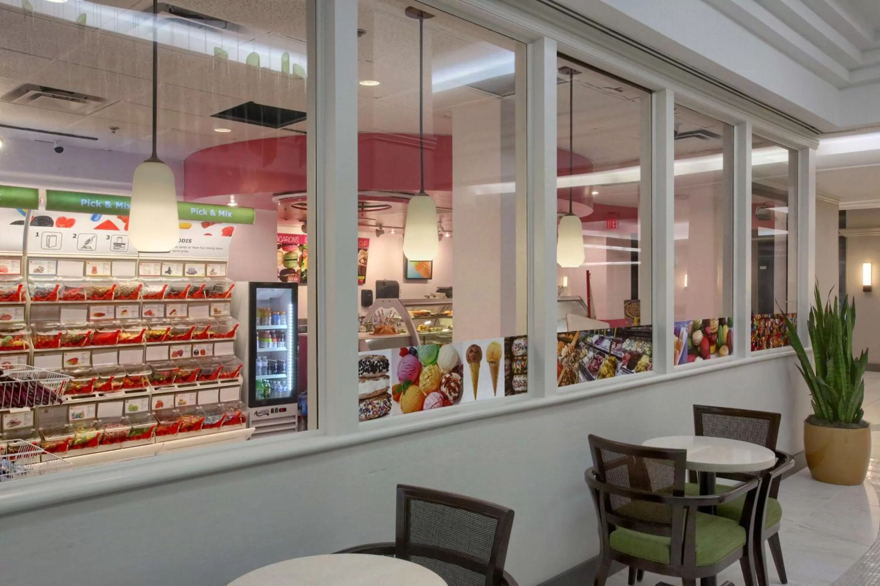 Dining area in DoubleTree by Hilton at the Entrance to Universal Orlando