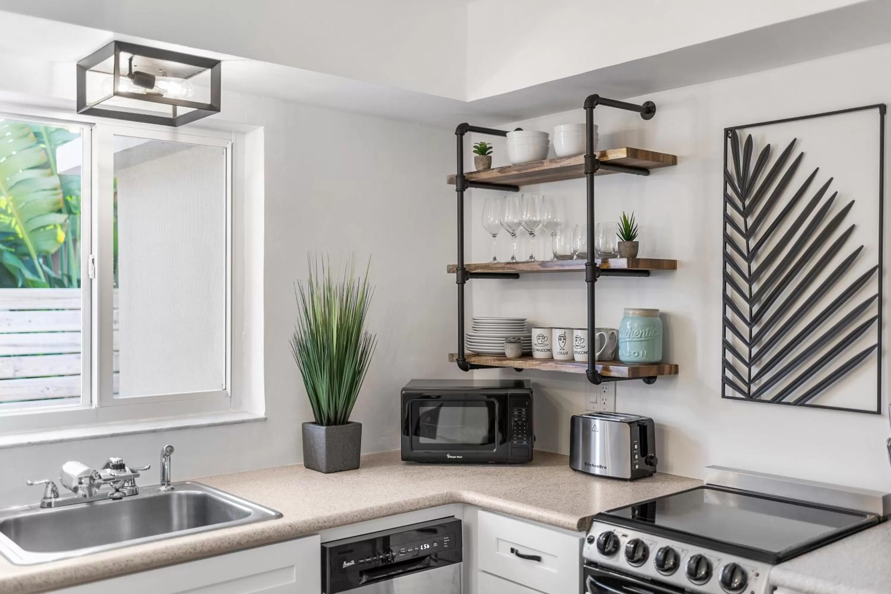 Kitchen or kitchenette in Alani Bay Premium Condos