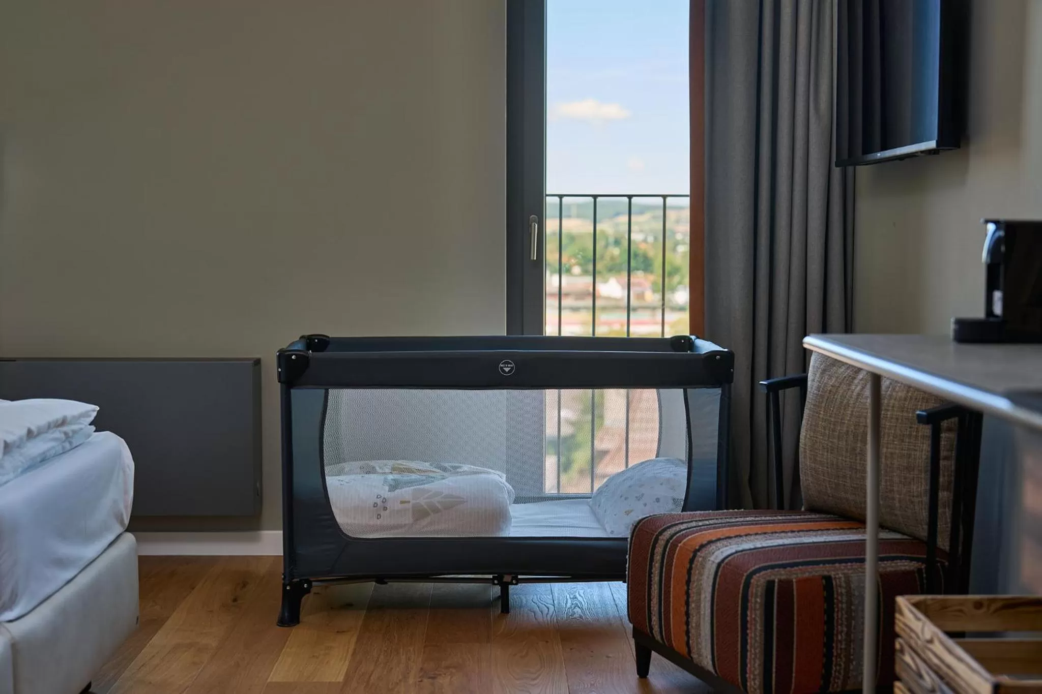 cot in FREIgeist Homes - Serviced Apartments