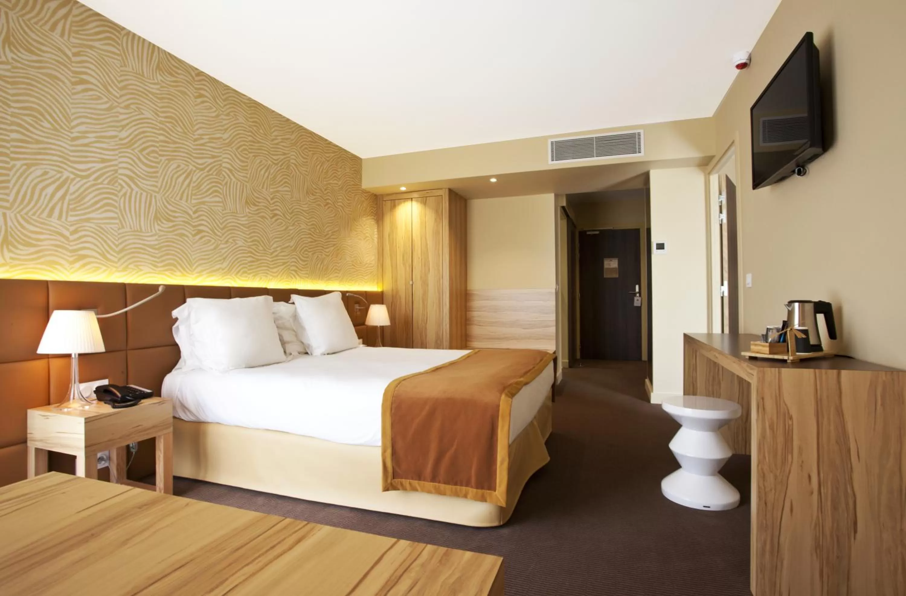 Bedroom, Bed in Golden Tulip Avignon Le Paradou